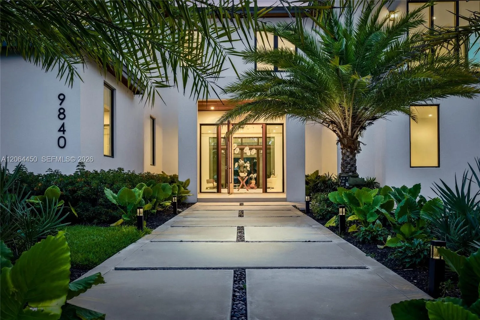 Foto de propiedad en 9840 SW 73rd Court, Pinecrest, FL 33156 Pinecrest con MLS# 