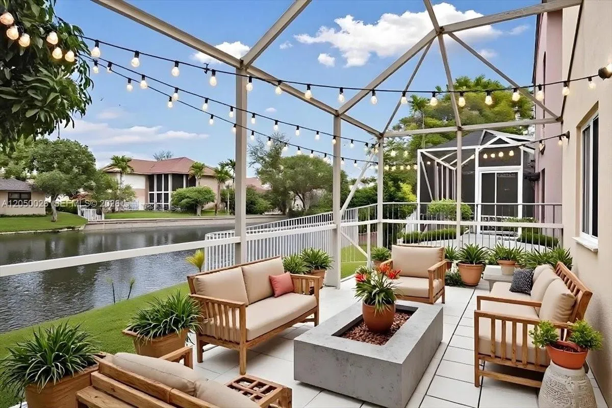 Foto de propiedad en 9847 Fairway Cove Lane, Plantation, FL 33324 Plantation con MLS# 