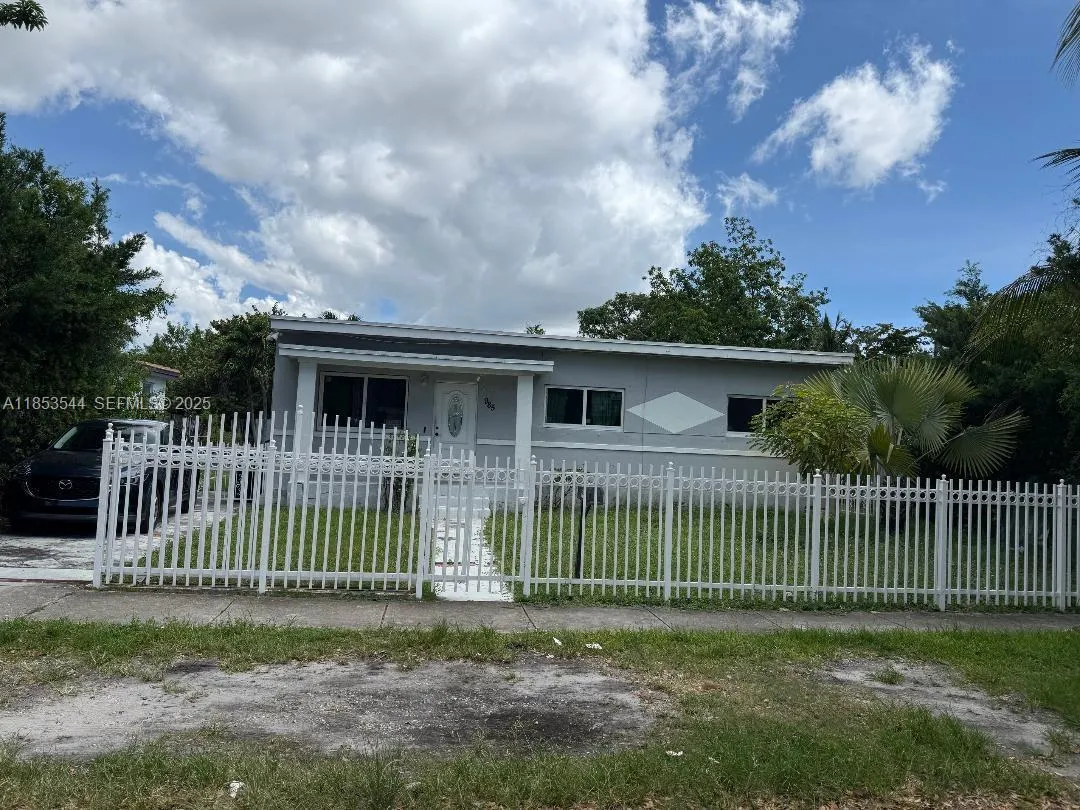 Foto de propiedad en 985 NE 146th Street, North Miami, FL 33161 North Miami con MLS# 