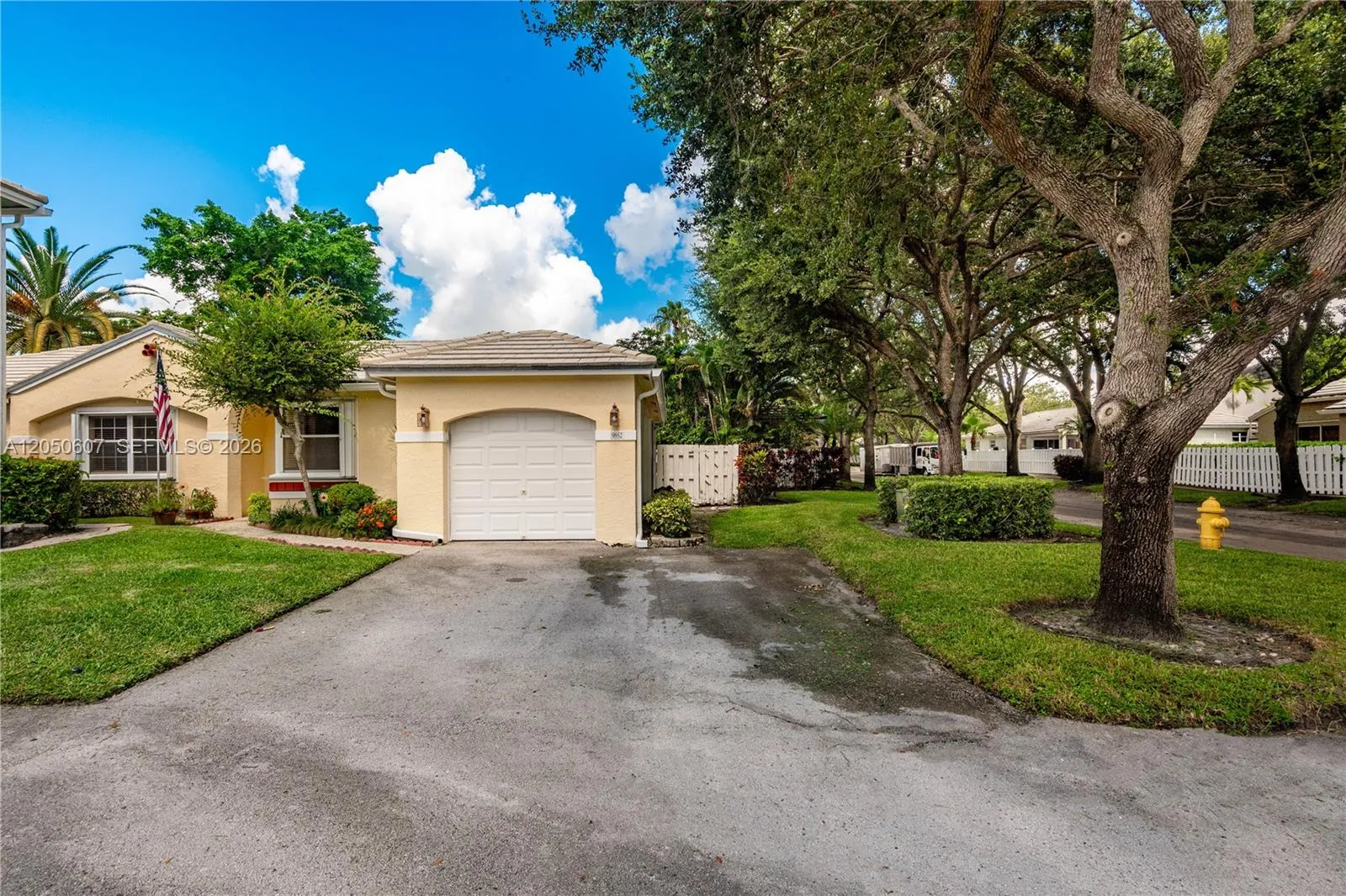 Foto de propiedad en 9852 NW 9th Court, Plantation, FL 33324 Plantation con MLS# 