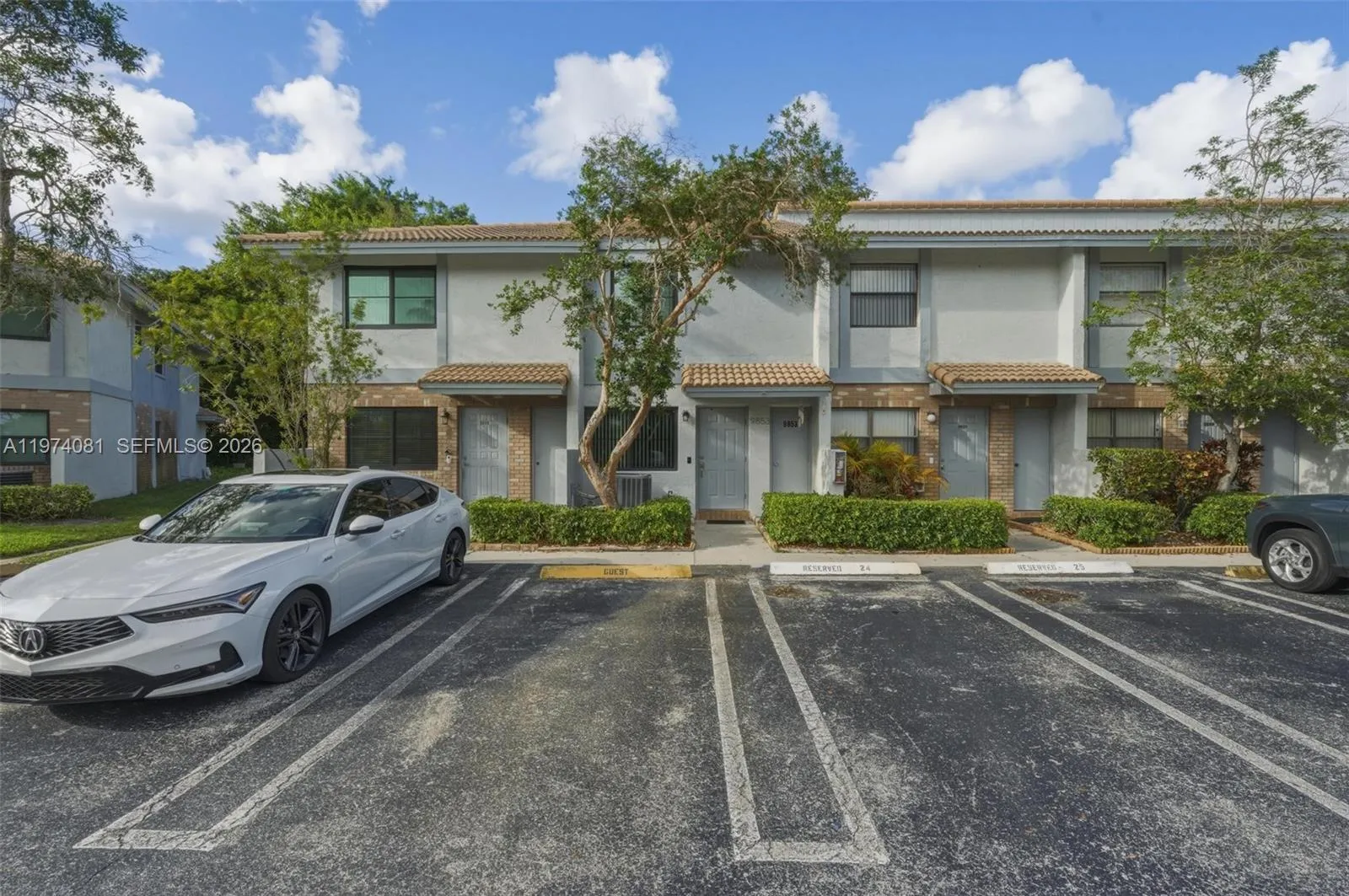 Foto de propiedad en 9853 Riverside Drive 8-24, Coral Springs, FL 33071 Coral Springs con MLS# 