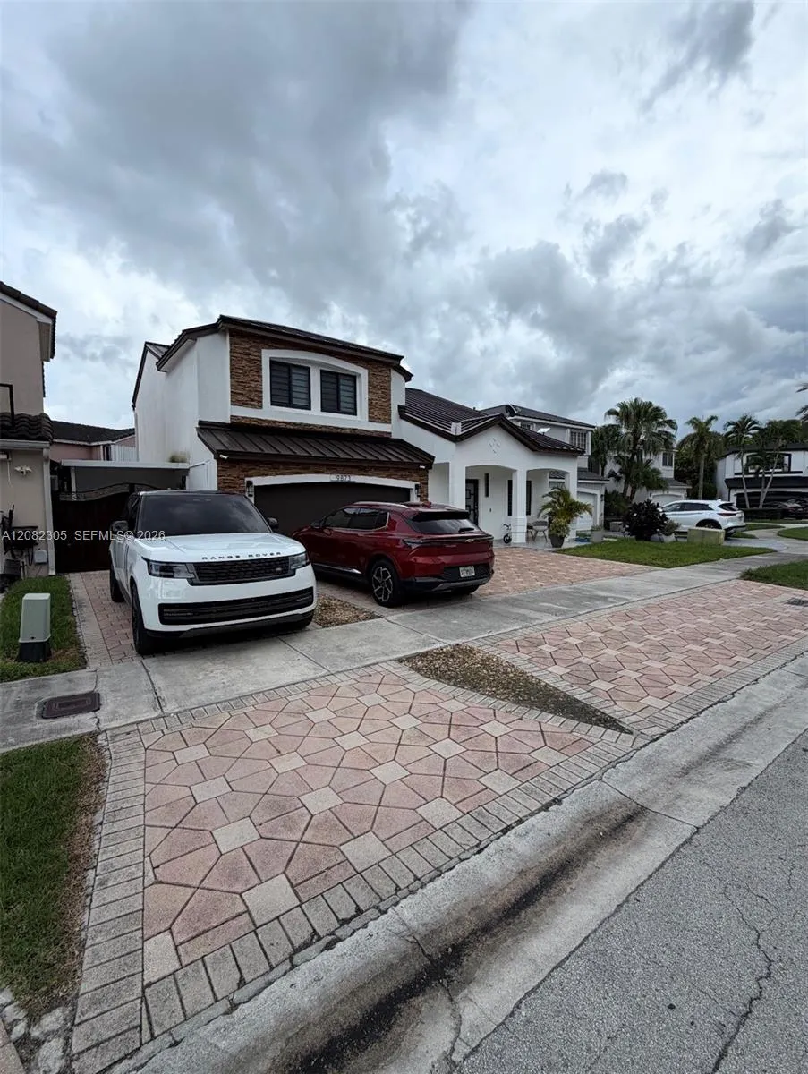 Foto de propiedad en 9873 SW 154th Court, Miami, FL 33196 Miami con MLS# 