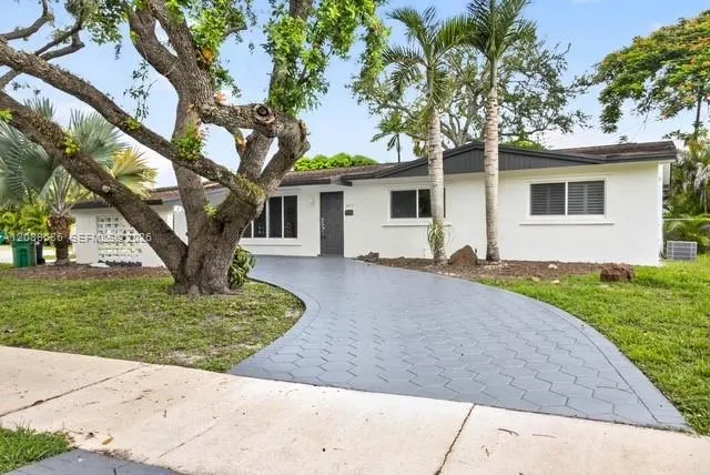 Foto de propiedad en 9875 SW 83rd Street 0, Miami, FL 33173 Miami con MLS# 