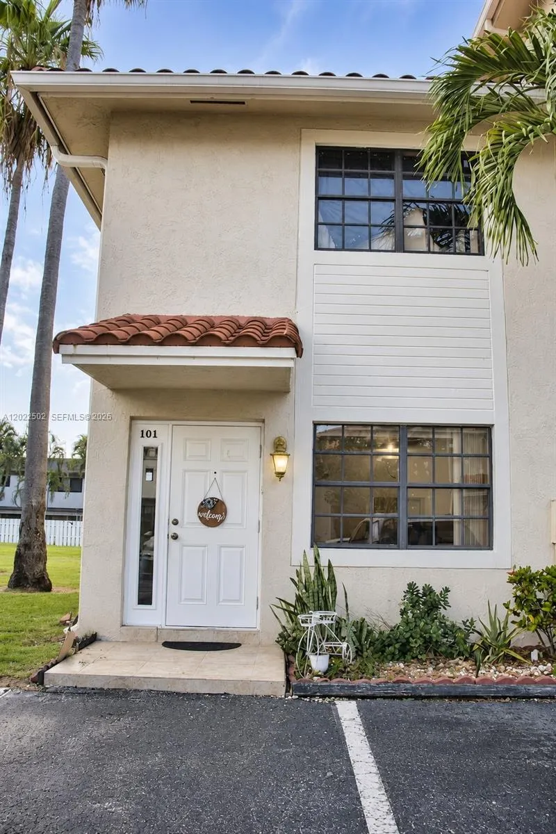 Foto de propiedad en 9880 Hammocks Boulevard 101-43, Miami, FL 33196 Miami con MLS# 