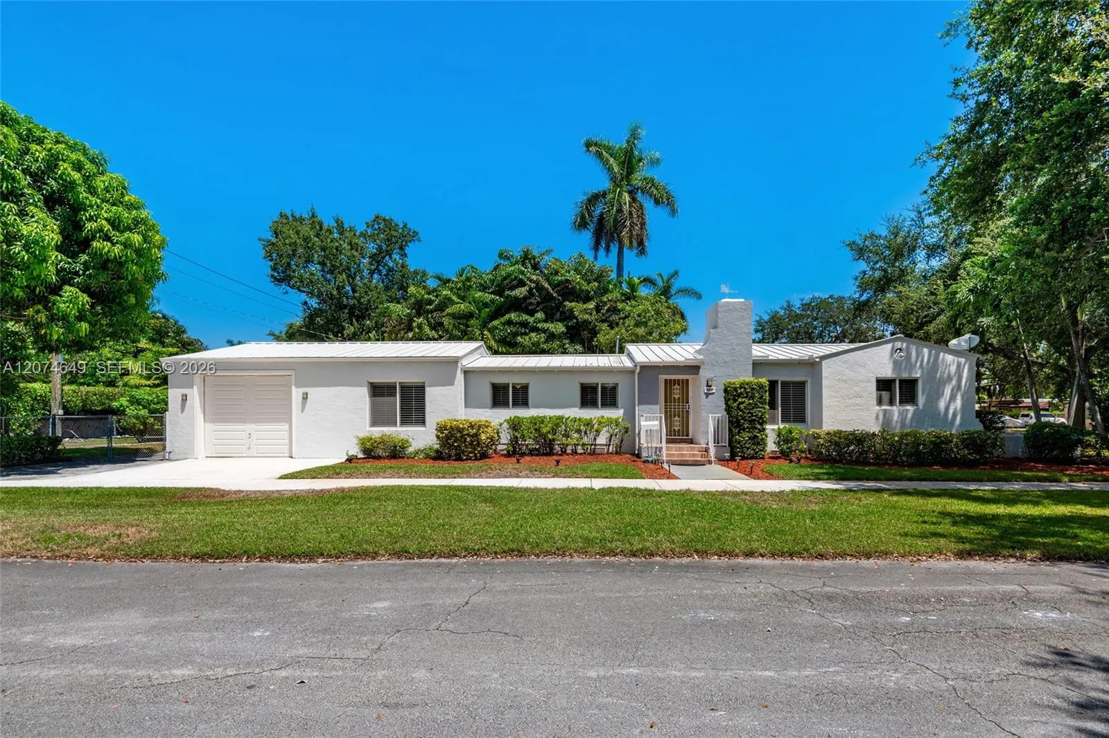 Foto de propiedad en 989 Eastward Drive, Miami Springs, FL 33166 Miami Springs con MLS# 