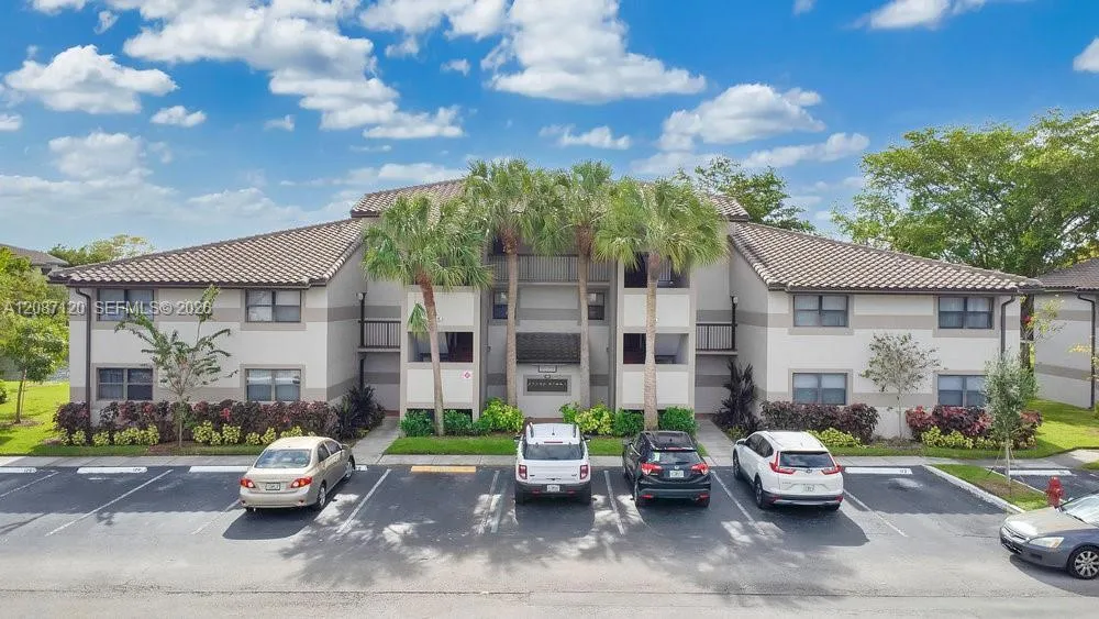 Foto de propiedad en 9894 Nob Hill Lane 9894, Sunrise, FL 33351 Sunrise con MLS# 