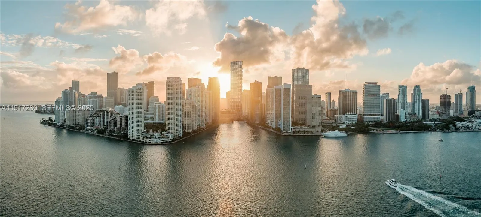 Foto de propiedad en 99 SE 5th Street UPH7201, Miami, FL 33131 Miami con MLS# 