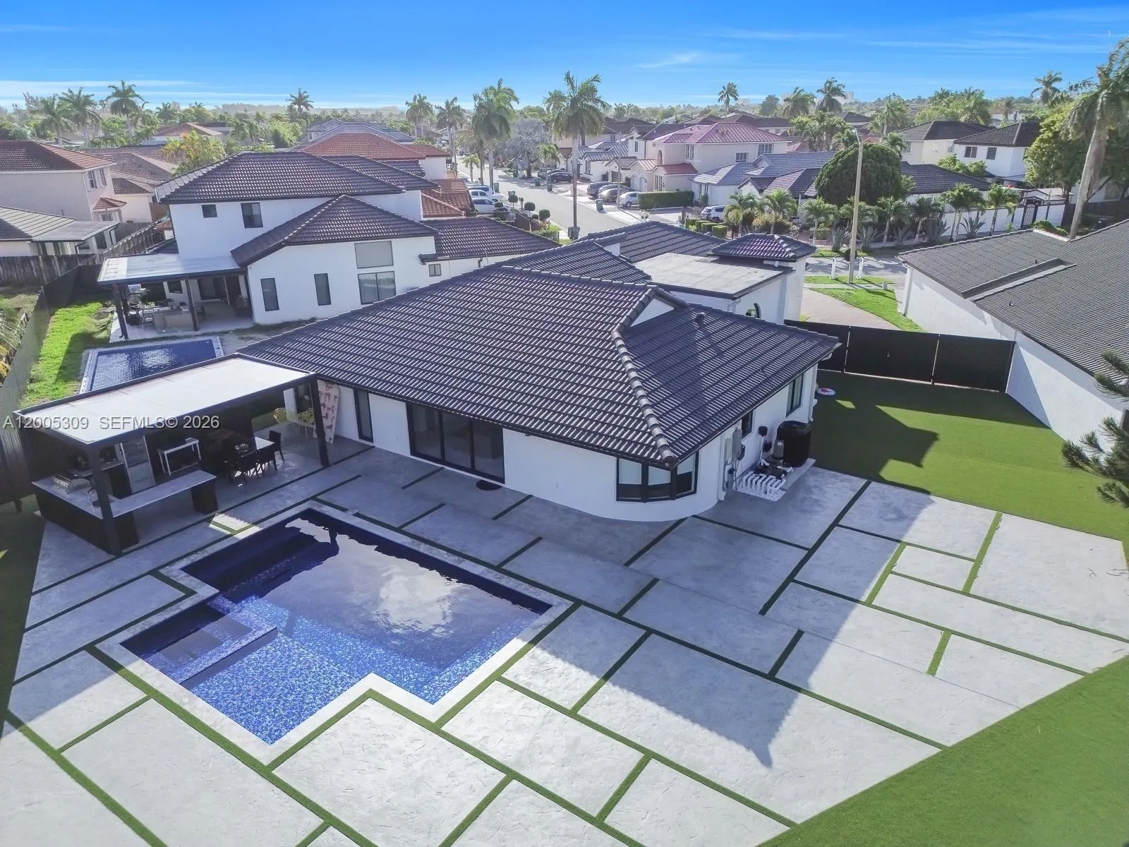 Foto de propiedad en 990 NW 131st Avenue, Miami, FL 33182 Miami con MLS# 