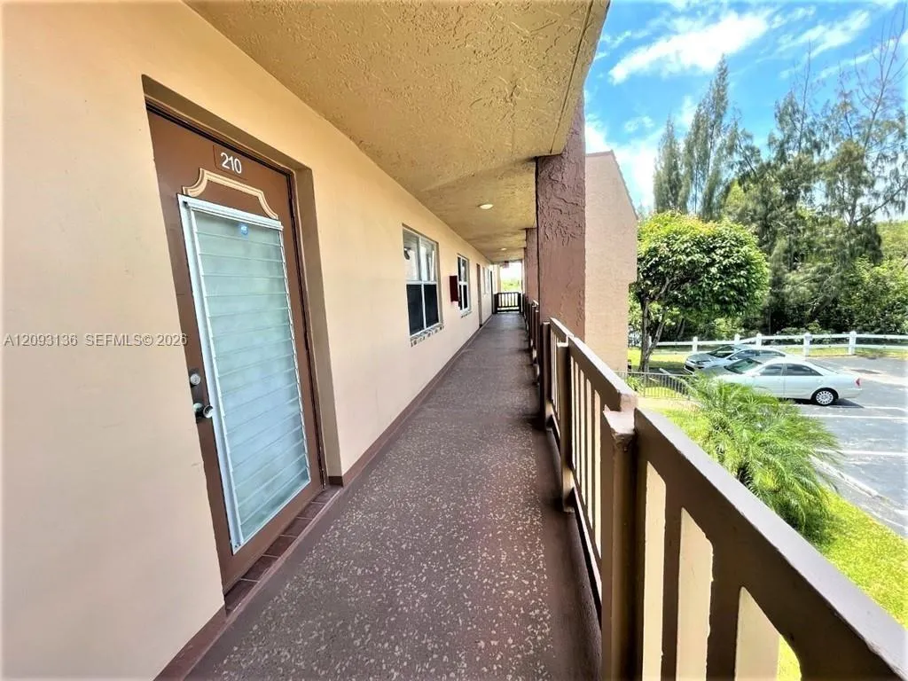 En Venta 9900 Sunrise Lakes Boulevard 210, Sunrise, FL 33322, Sunrise, FL 33322