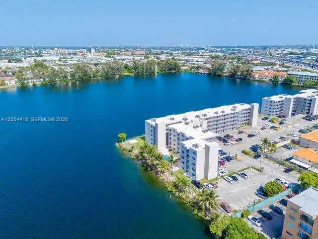 Foto de propiedad en 9917 W Okeechobee Road 3-306, Hialeah Gardens, FL 33016 Hialeah Gardens con MLS# 