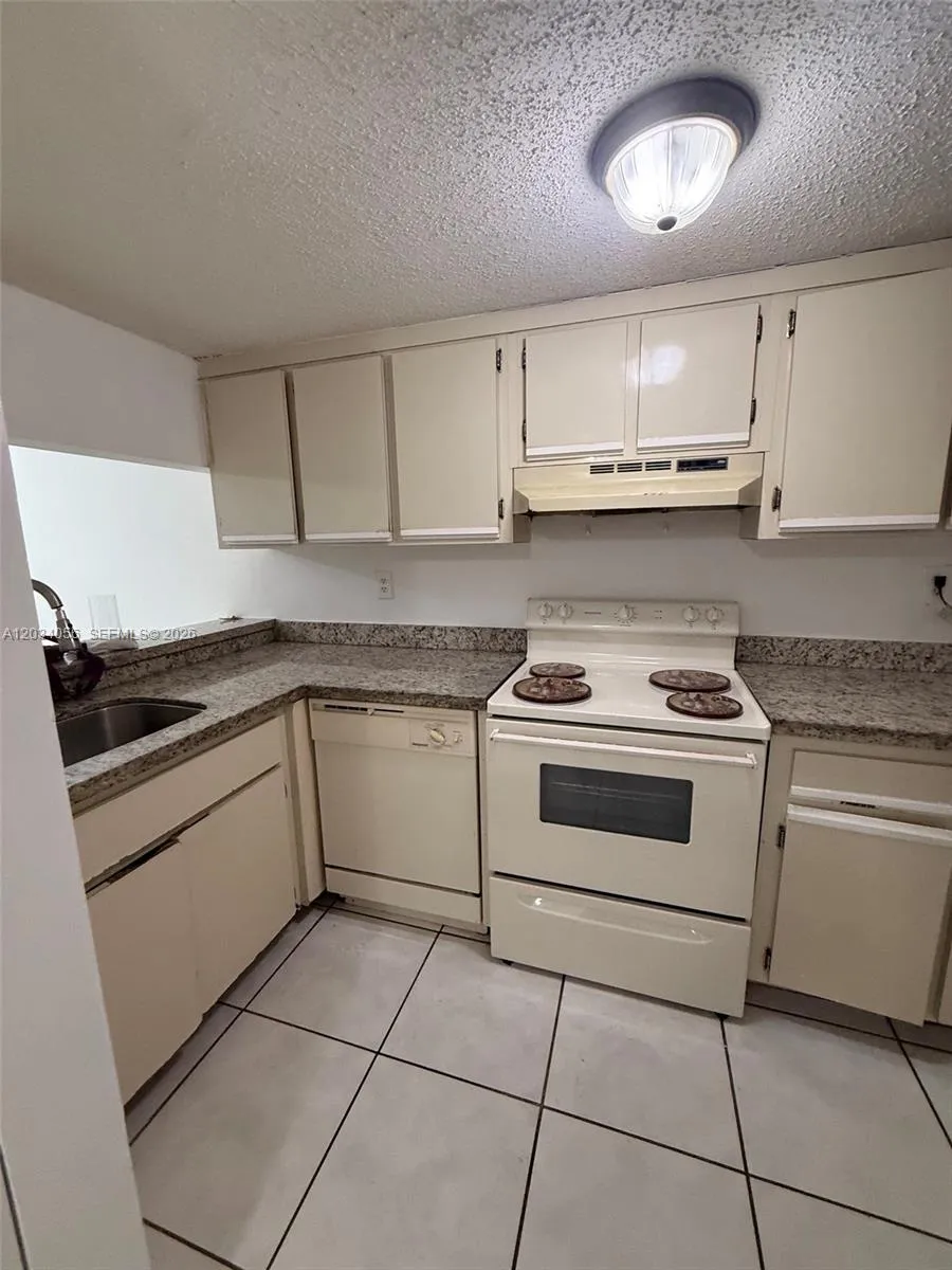 Foto de propiedad en 9917 W Okeechobee Road 3-510, Hialeah Gardens, FL 33016 Hialeah Gardens con MLS# 