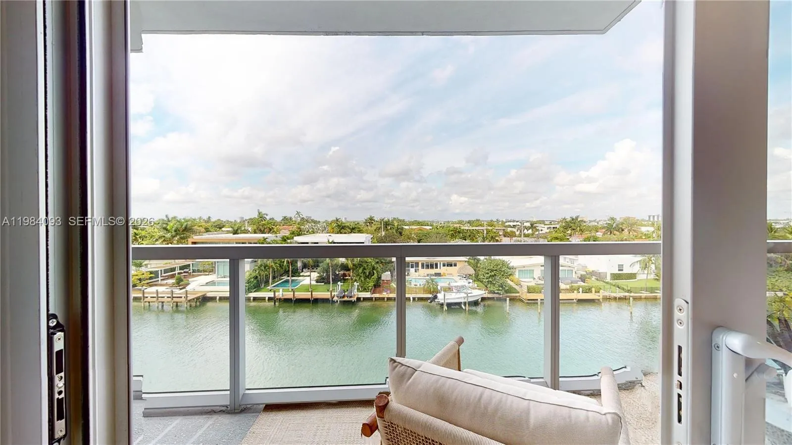Foto de propiedad en 9940 W Bay Harbor Drive 5E-N, Bay Harbor Islands, FL 33154 Bay Harbor Islands con MLS# 