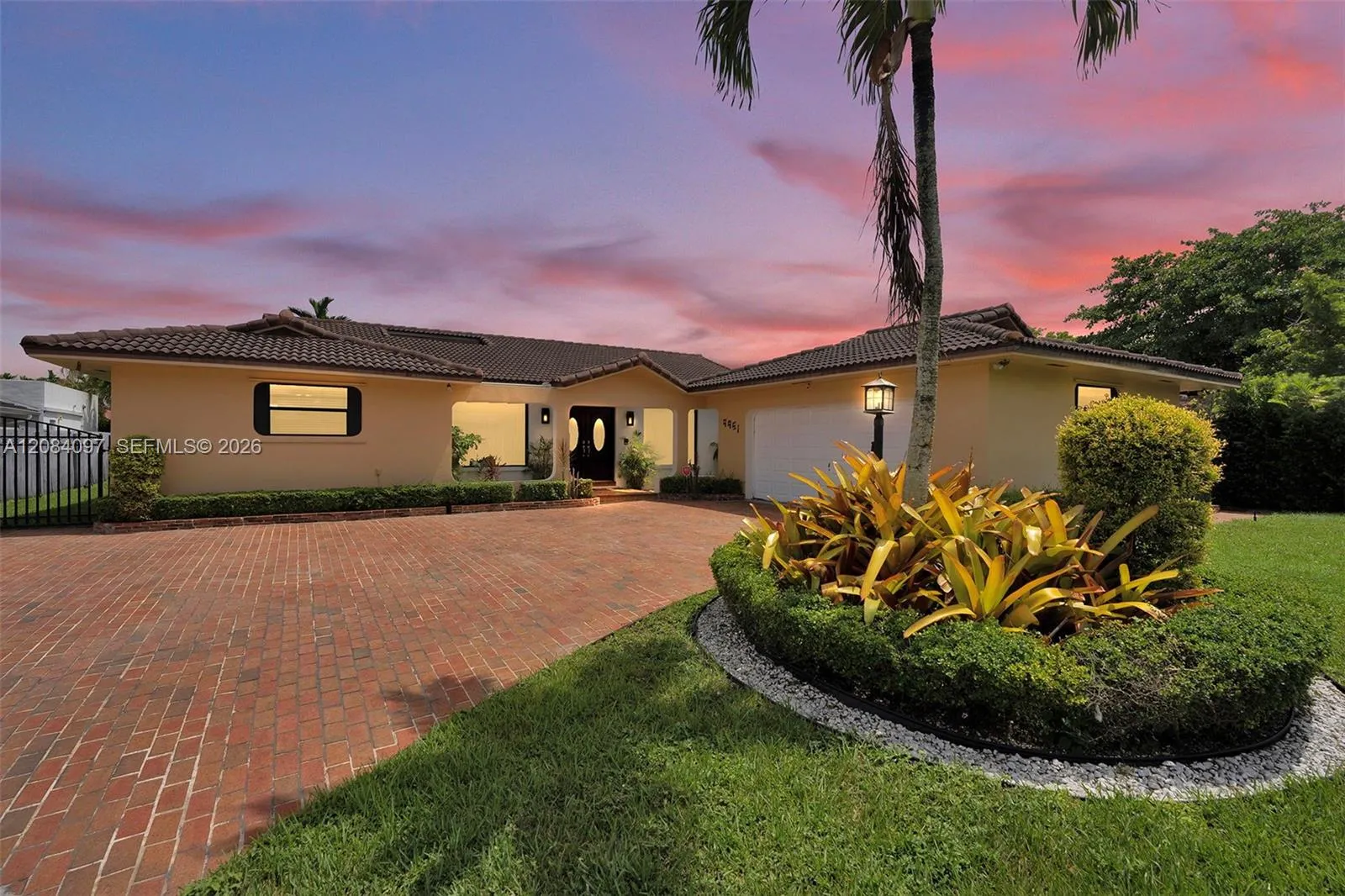 Foto de propiedad en 9951 SW 30th Street, Miami, FL 33165 Miami con MLS# 