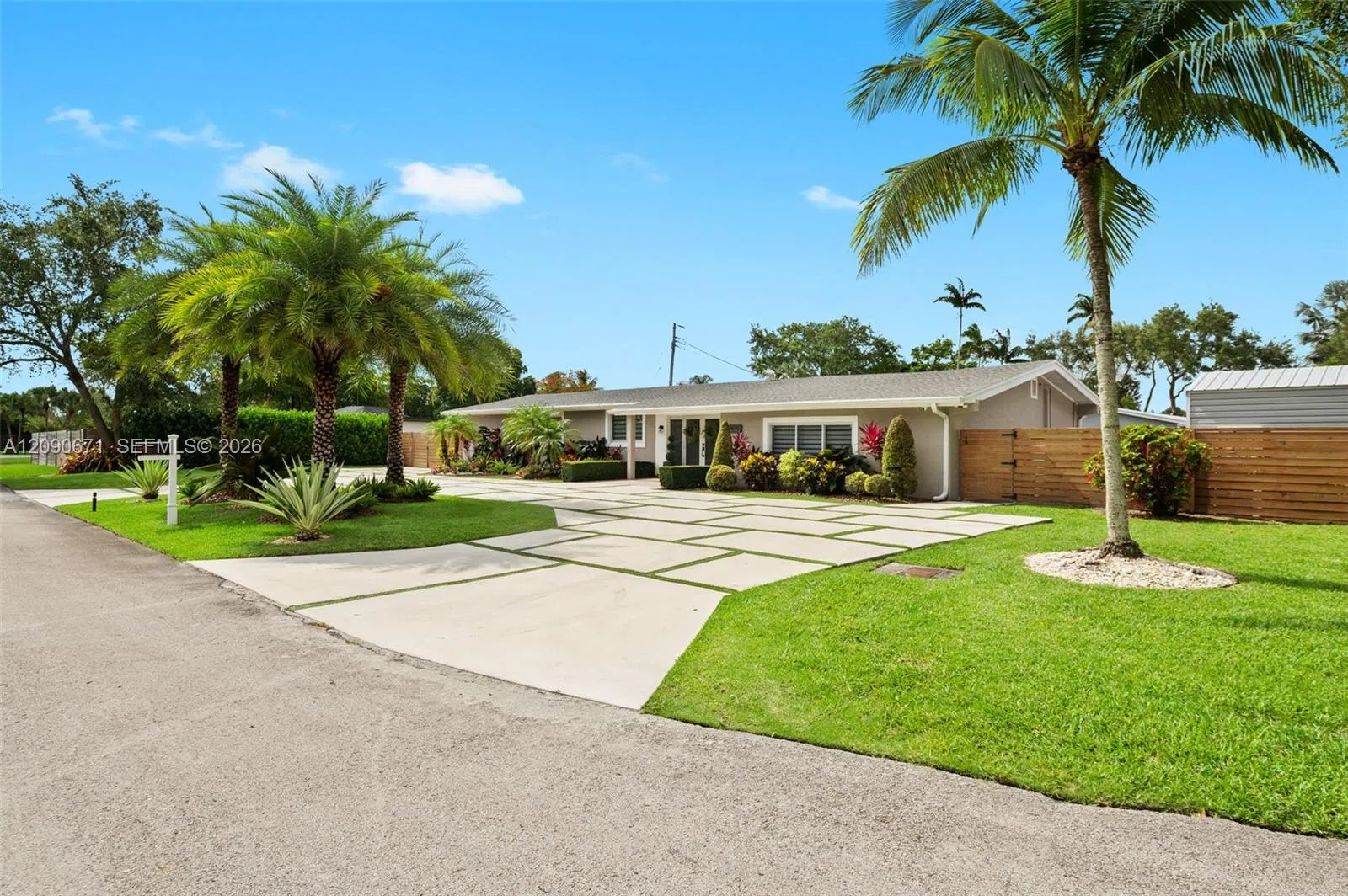 Foto de propiedad en 9970 SW 132nd Street, Miami, FL 33176 Miami con MLS# 