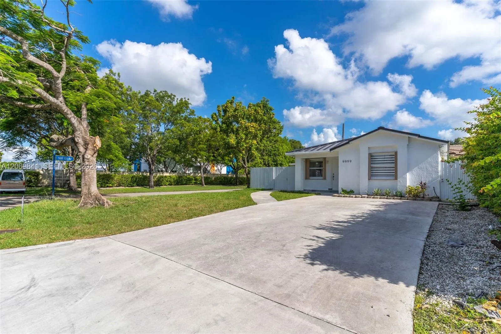 Foto de propiedad en 9999 NW 25th Terrace, Doral, FL 33172 Doral con MLS# 