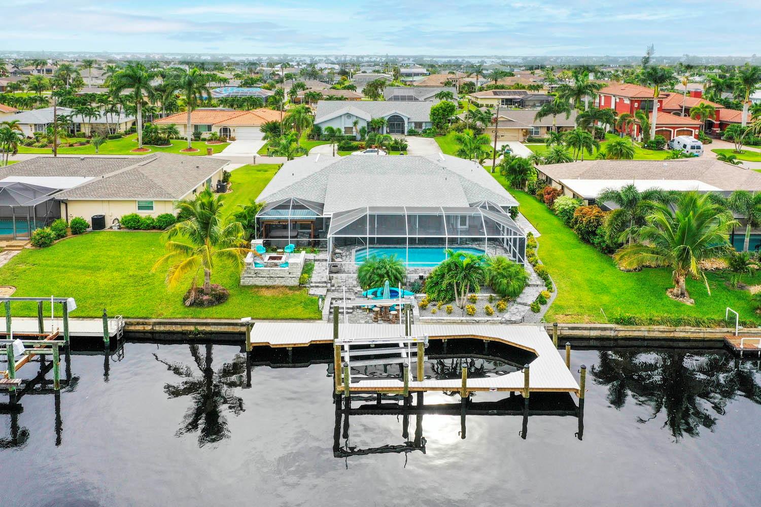 Foto de propiedad en 3328 SE 18TH AVE CAPE CORAL con MLS# A4582015