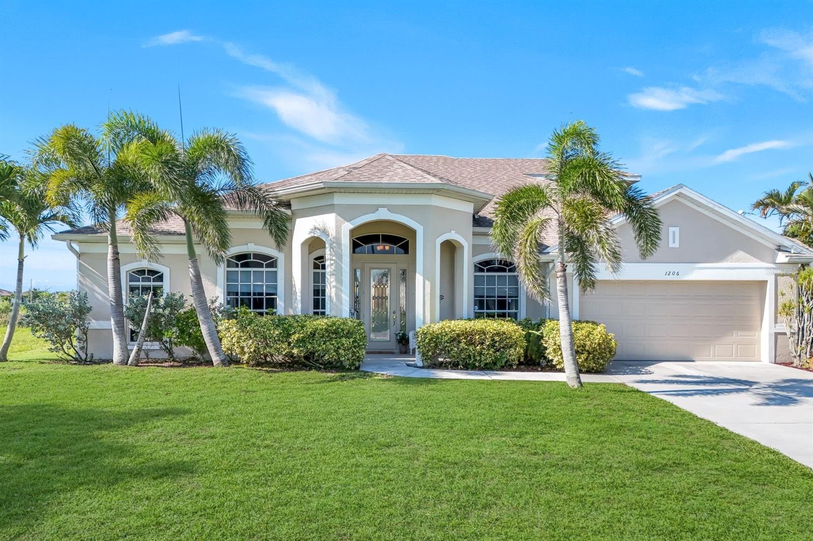 En Venta 1206 NW 18TH TER, CAPE CORAL, FL 33993