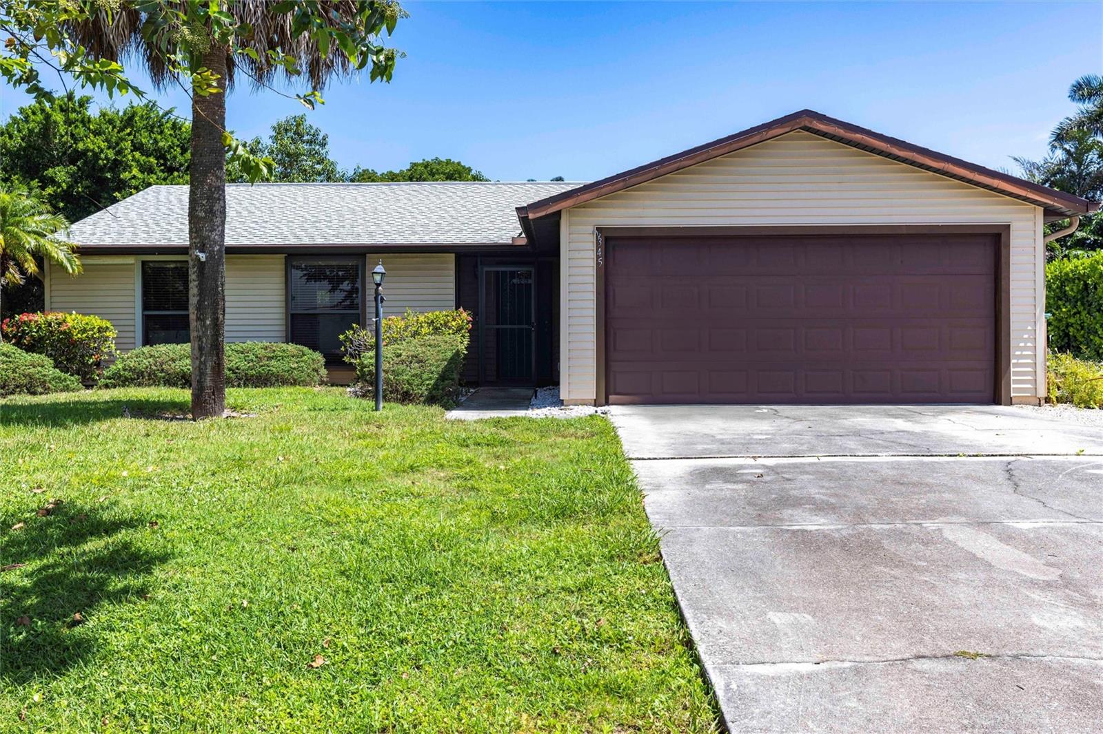 Foto de propiedad en 2345 OUTRIGGER LN NAPLES con MLS# A4660318