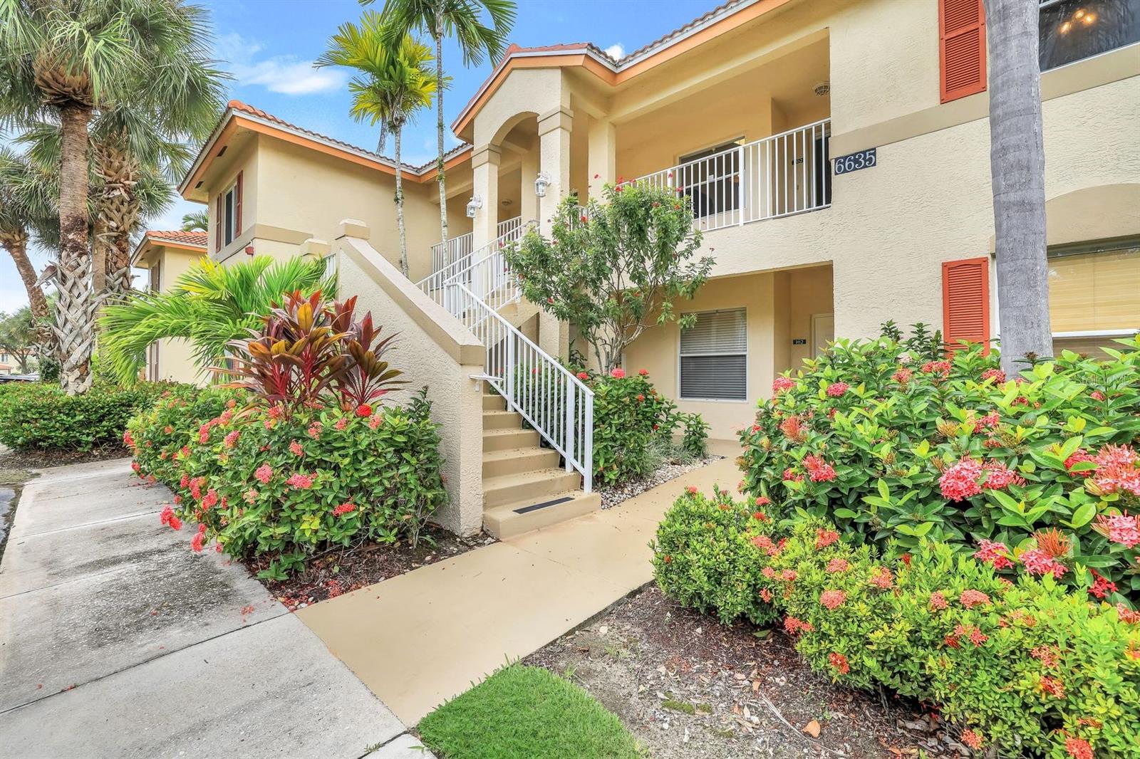 Foto de propiedad en 6635 HUNTINGTON LAKES CIR #202 NAPLES con MLS# A4665685