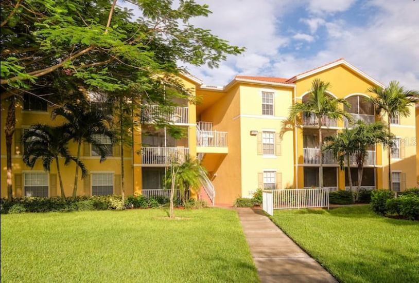 Foto de propiedad en 4105 RESIDENCE DR #717 FORT MYERS con MLS# A4668740