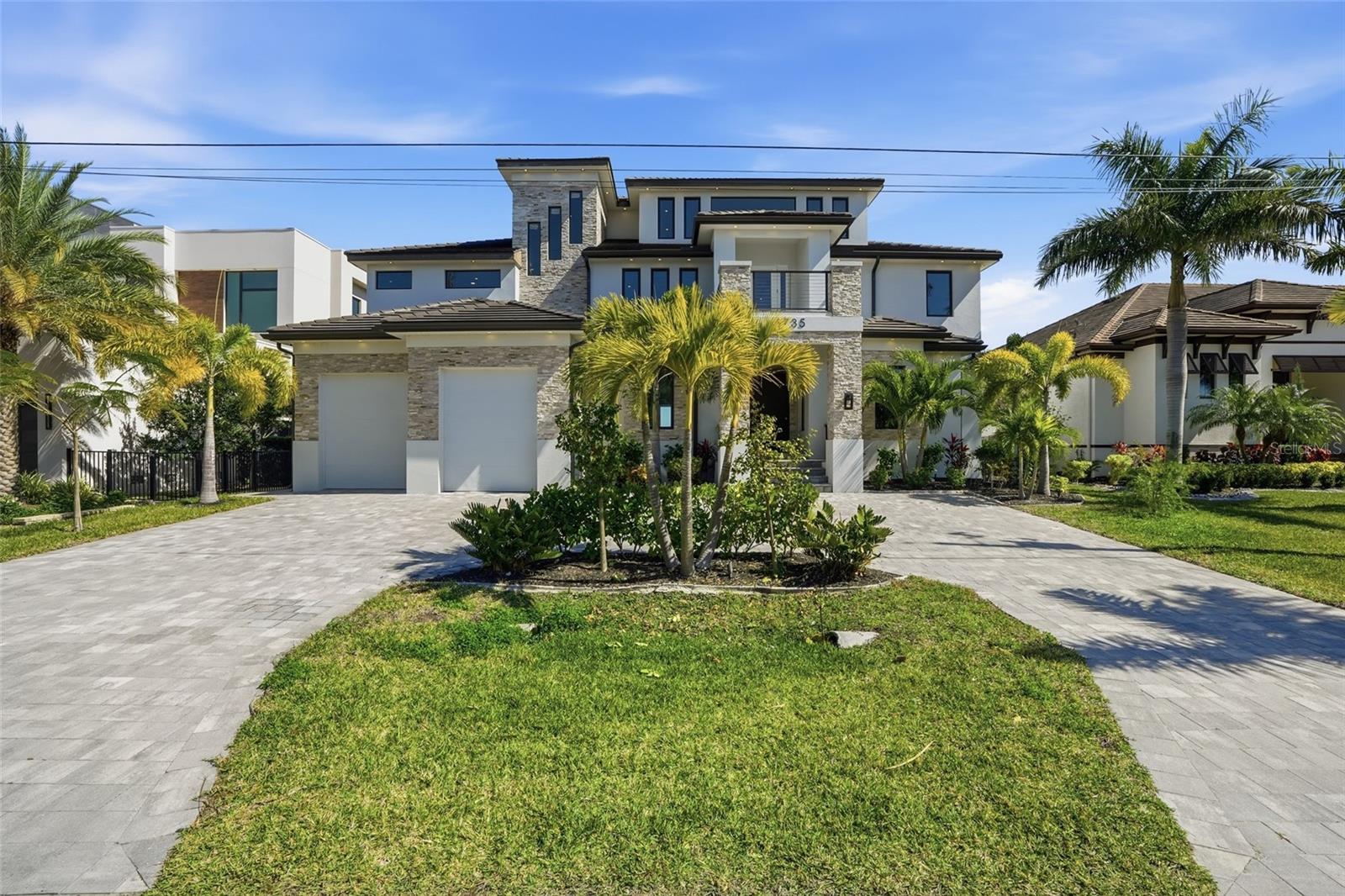 Foto de propiedad en 5735 RIVERSIDE DR CAPE CORAL con MLS# A4686737