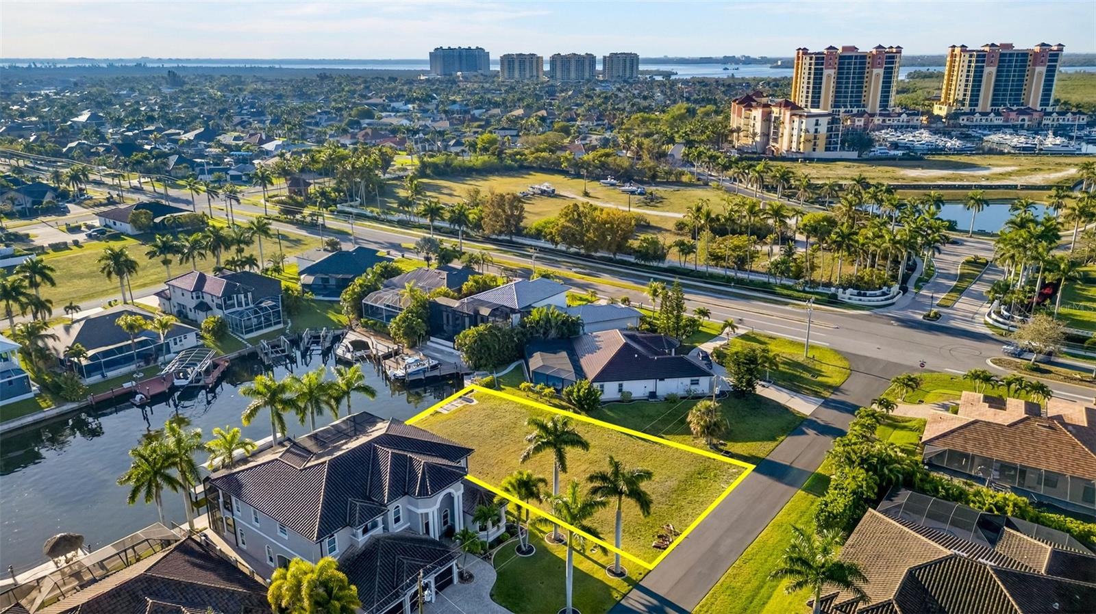Foto de propiedad en 5423 SW 17TH AVE CAPE CORAL con MLS# A4687336