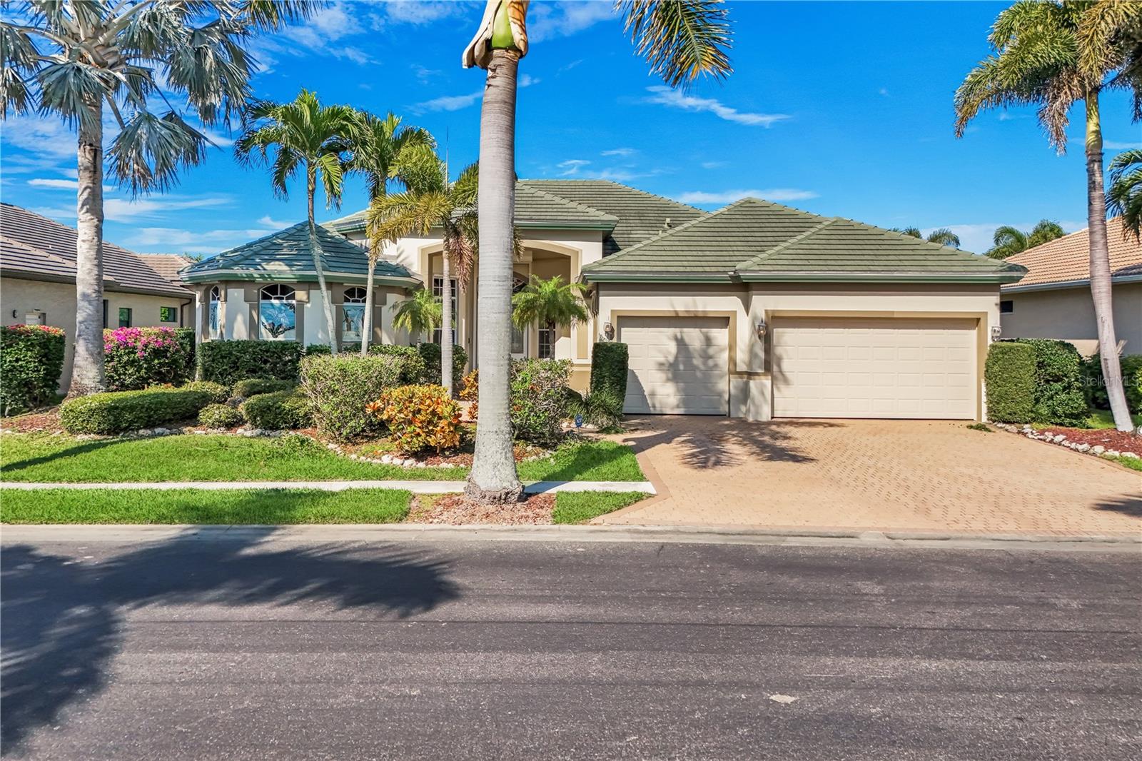 Foto de propiedad en 15930 CATALPA COVE DR FORT MYERS con MLS# A4688110