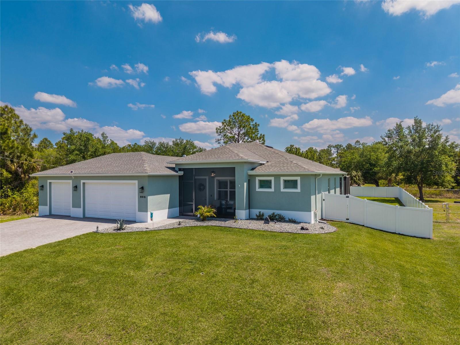 En Venta 908 HIBISCUS AVE, LEHIGH ACRES, FL 33972
