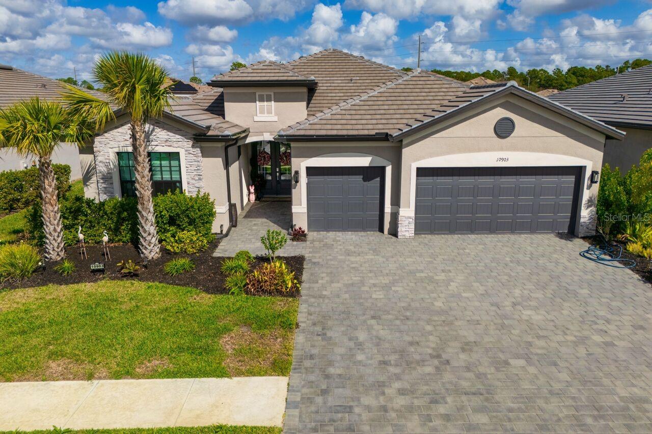 Foto de propiedad en 10903 TIMBER CREEK DR FORT MYERS con MLS# A4690343