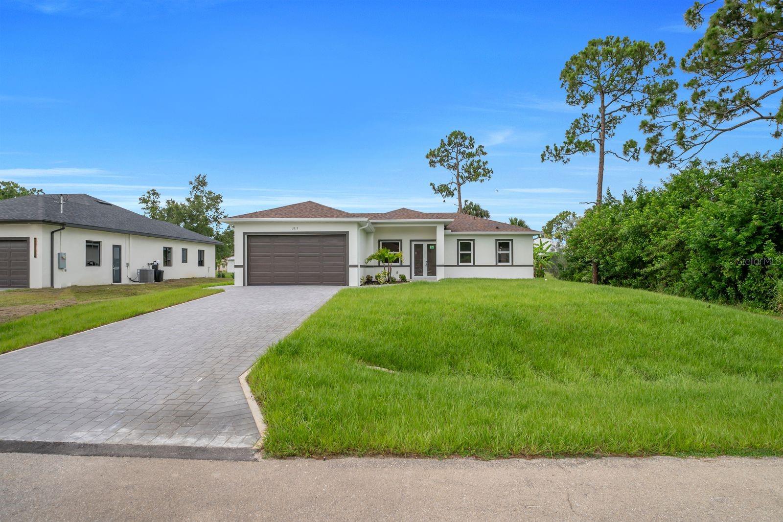 Foto de propiedad en 2715 10TH ST W LEHIGH ACRES con MLS# A4696954