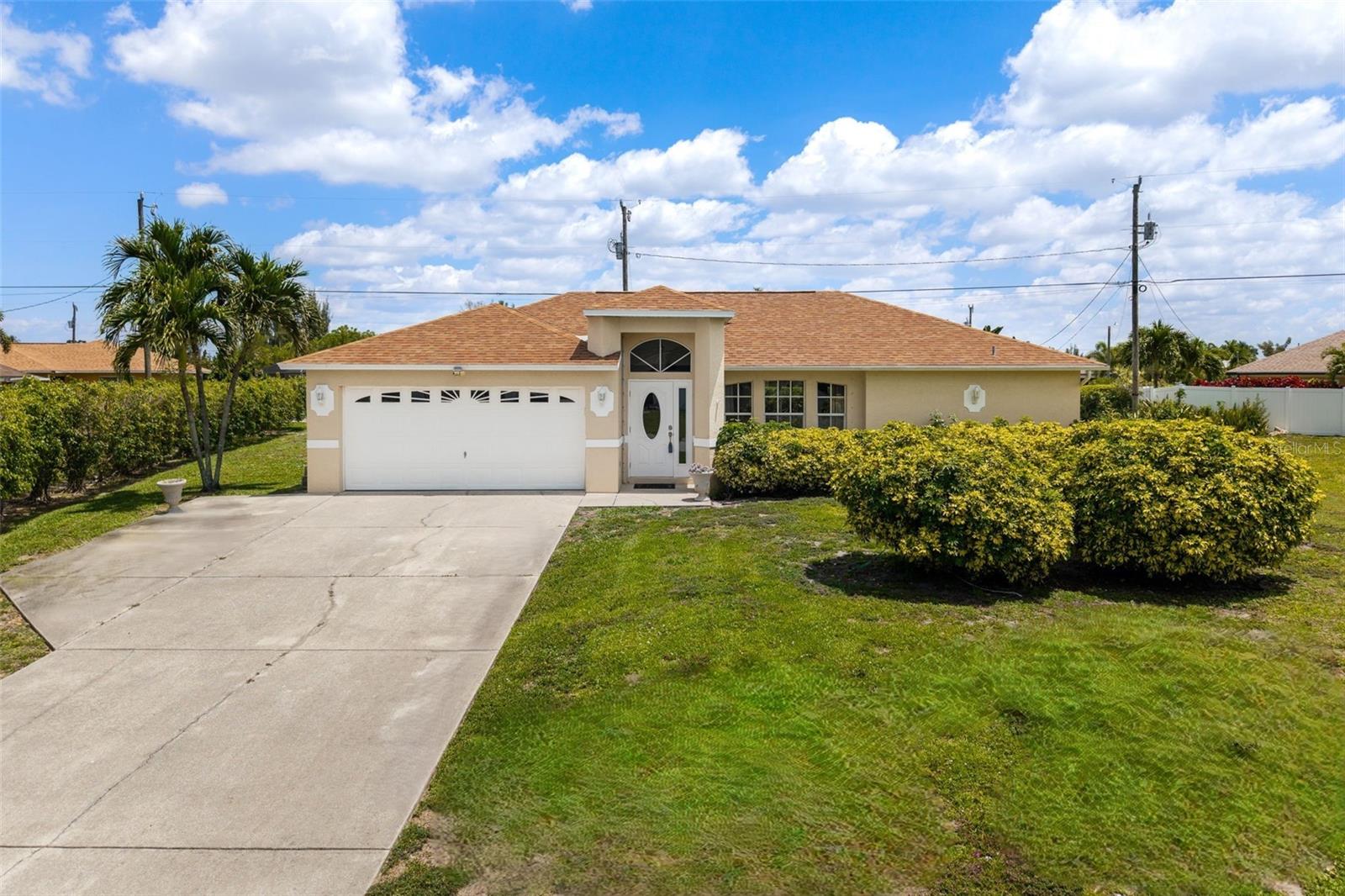 Foto de propiedad en 1127 SW 29TH ST CAPE CORAL con MLS# A4699369