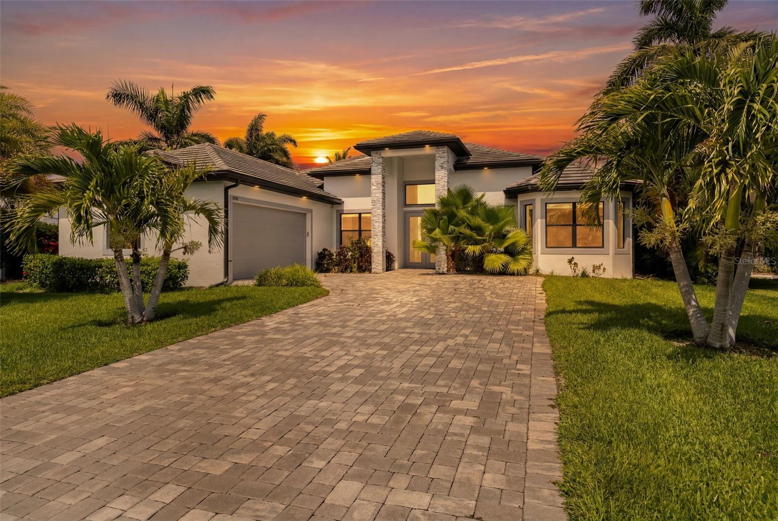 Foto de propiedad en 3619 SE 16TH PL CAPE CORAL con MLS# A4699865