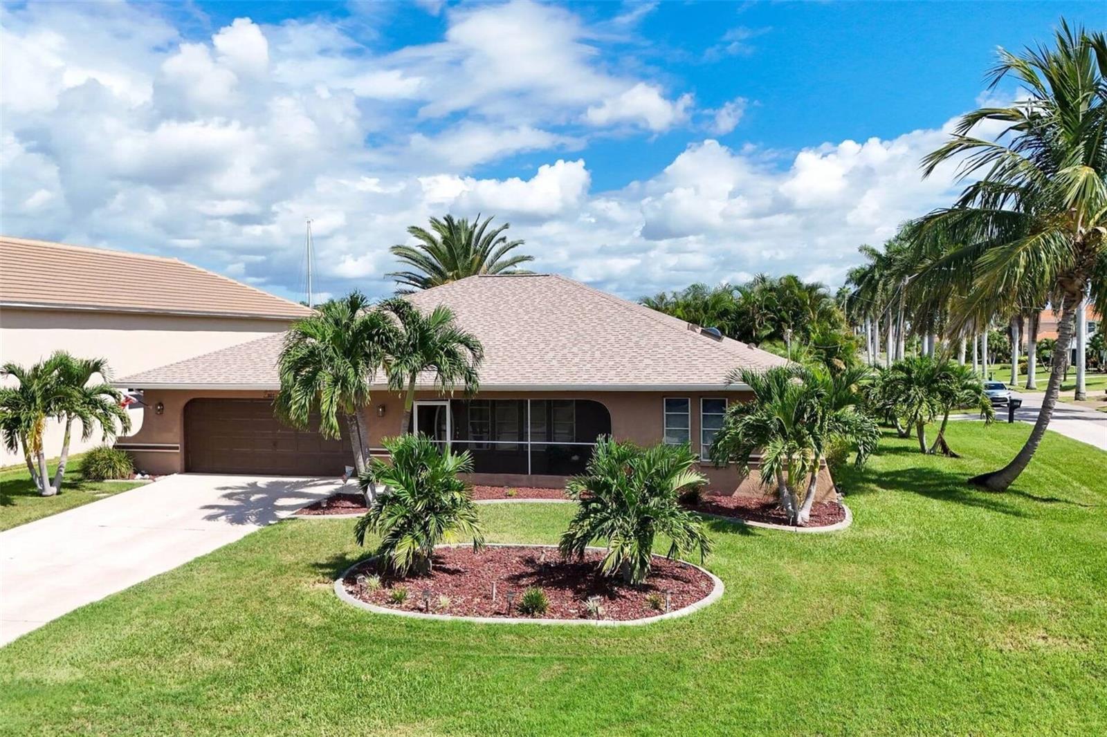 En Venta 901 SW 51ST TER, CAPE CORAL, FL 33914