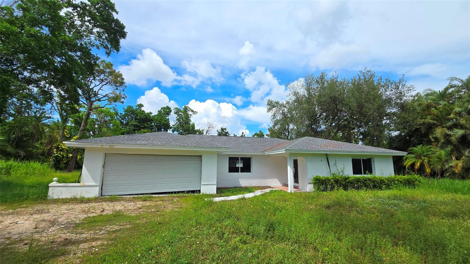 Foto de propiedad en 3689 LIBERTY SQ FORT MYERS con MLS# A4705178