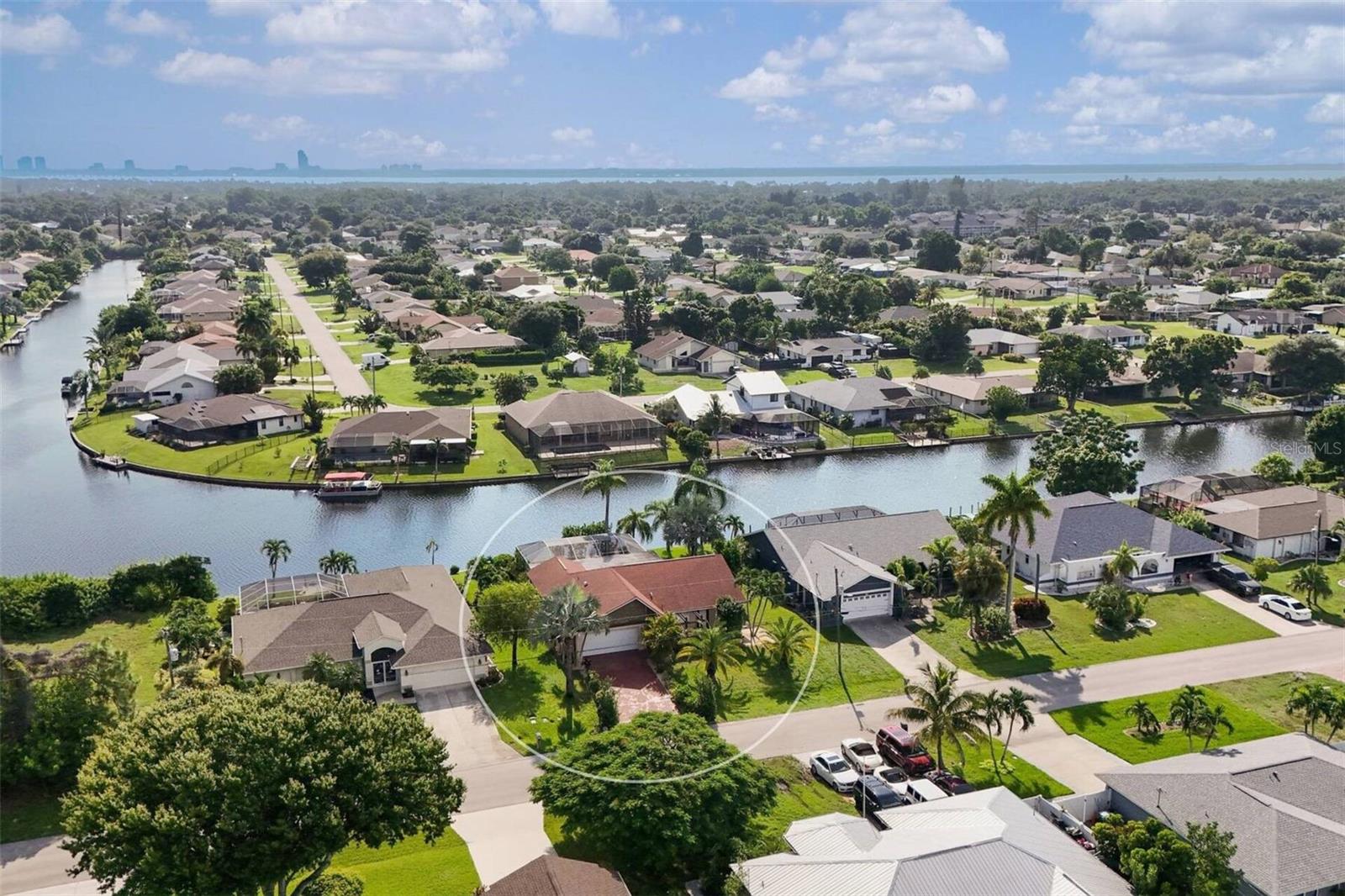 Foto de propiedad en 519 SE 20TH CT CAPE CORAL con MLS# A4705183