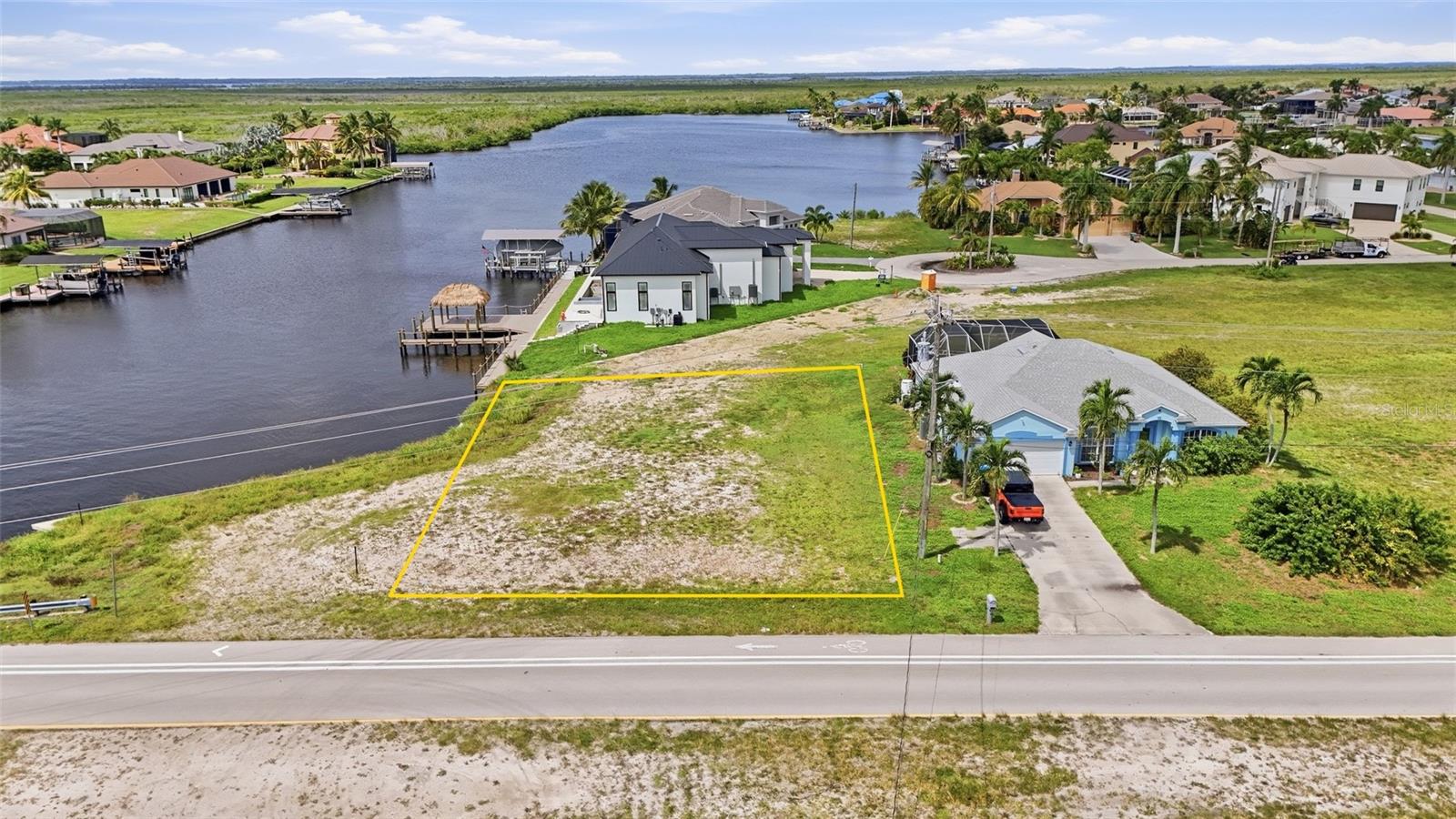 En Venta 932 OLD BURNT STORE RD N, CAPE CORAL, FL 33993