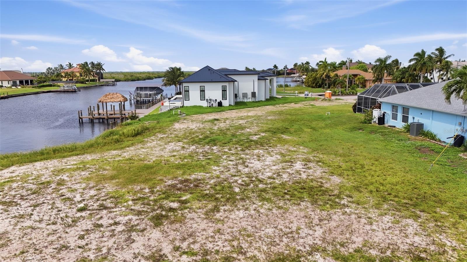 En Venta 932 OLD BURNT STORE RD N, CAPE CORAL, FL 33993