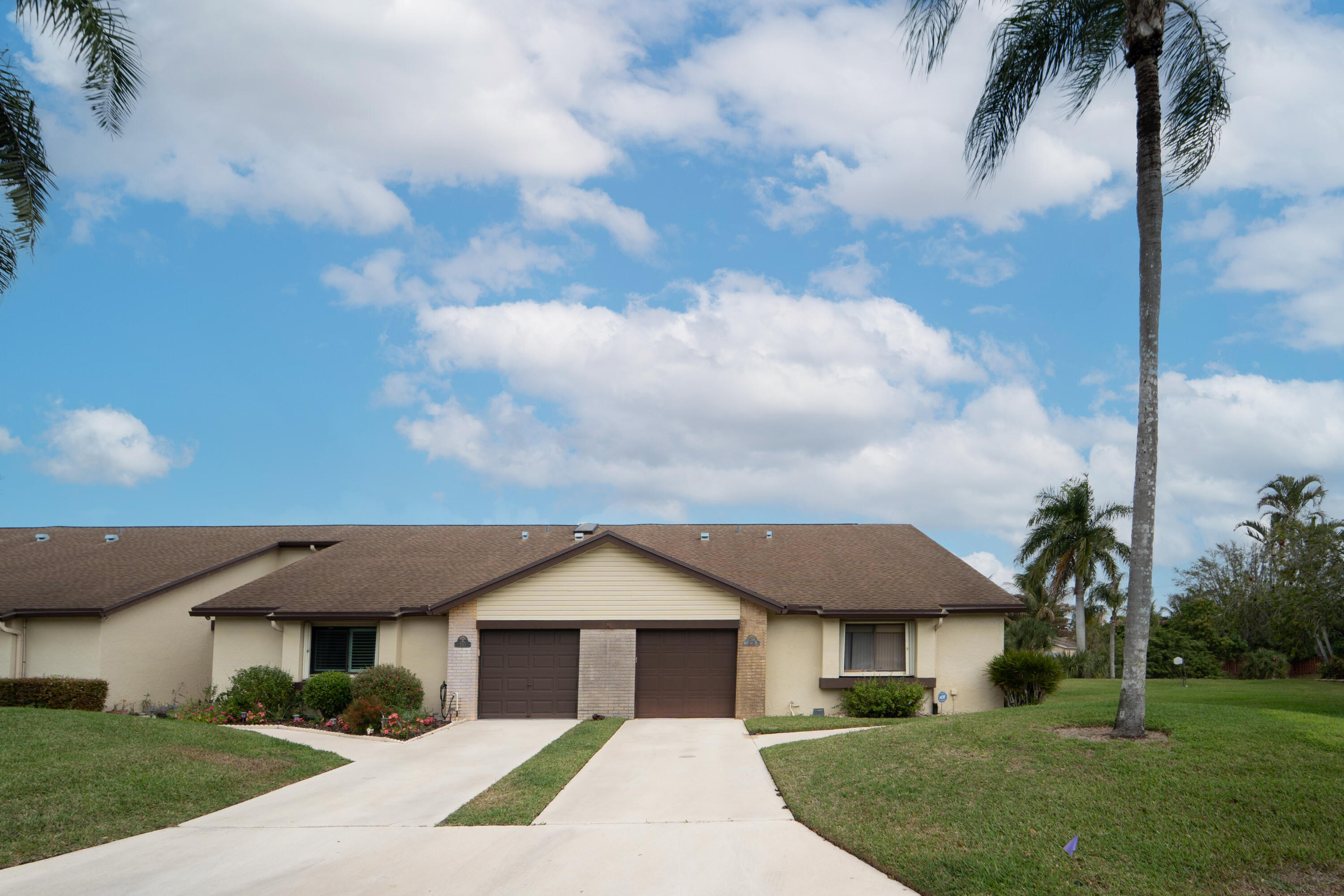 Foto de propiedad en 108 Village Walk Drive, Royal Palm Beach, FL 33411 Royal Palm Beach con MLS# 