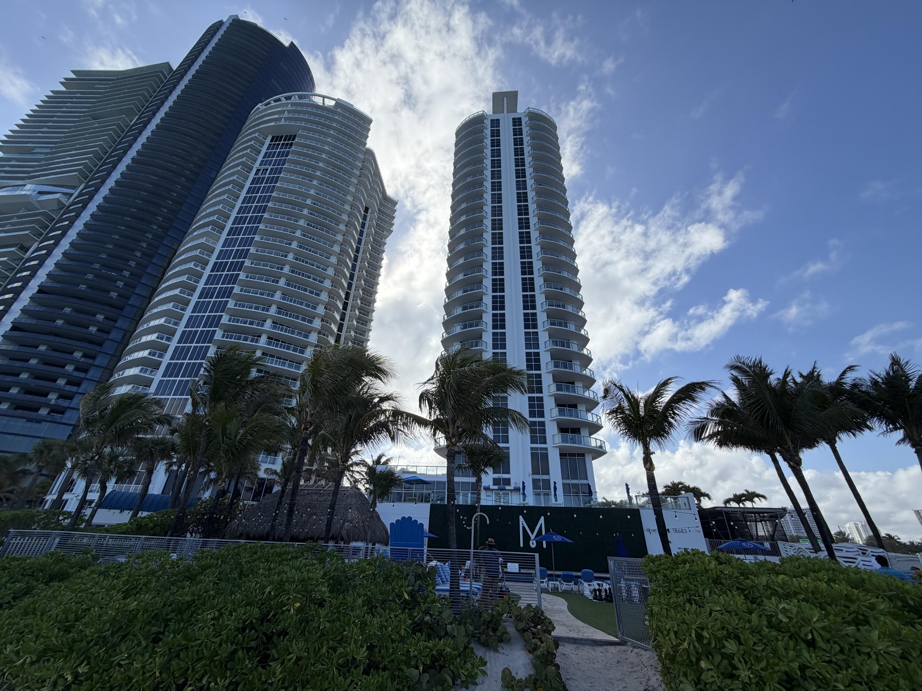 Foto de propiedad en 18683 Collins Avenue 2303, Sunny Isles Beach, FL 33160 Sunny Isles Beach con MLS# 