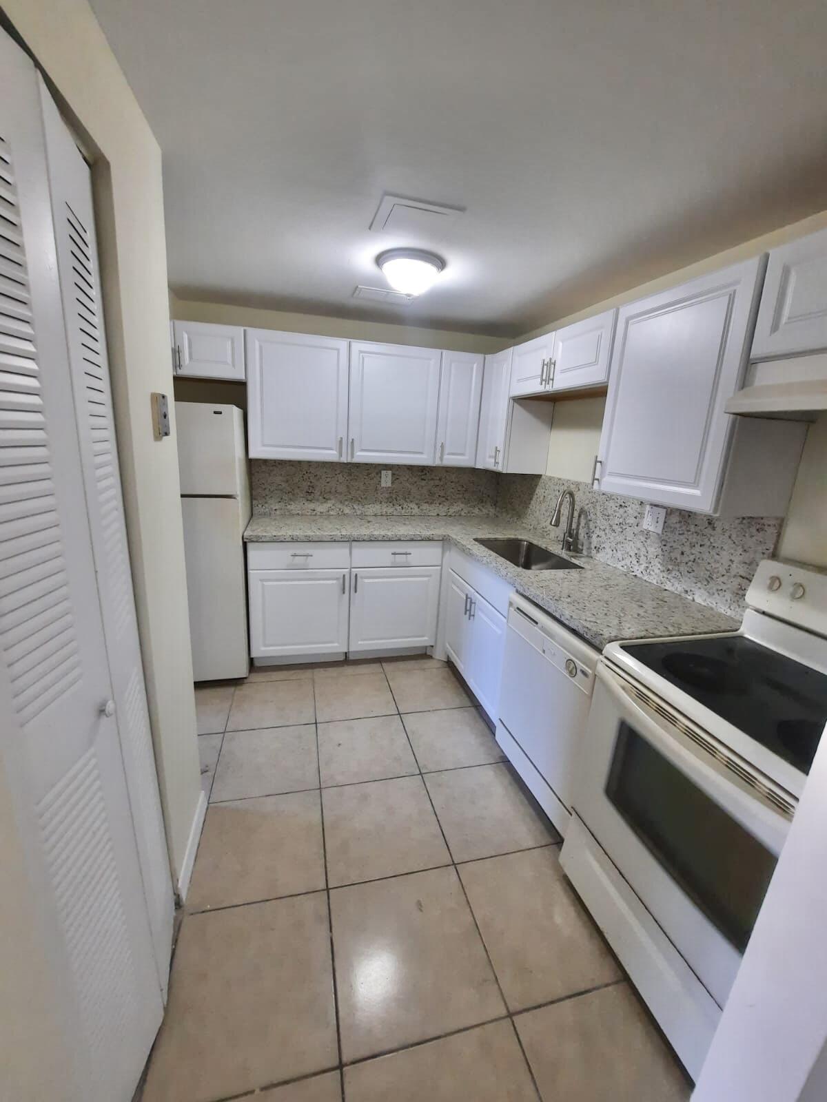 Foto de propiedad en 409 Executive Center Drive 208, West Palm Beach, FL 33401 West Palm Beach con MLS# 