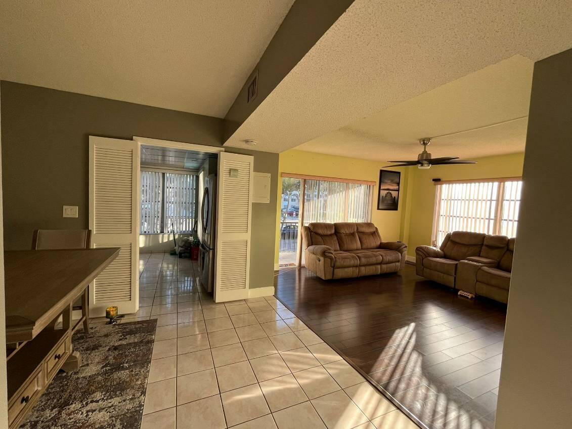 Foto de propiedad en 4170 Inverrary Drive 211, Lauderhill, FL 33319 Lauderhill con MLS# 