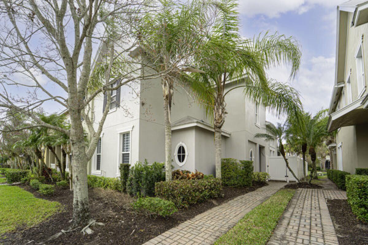 Foto de propiedad en 10487 SW Westlawn Boulevard, Port St. Lucie, FL 34987 Port St. Lucie con MLS# 