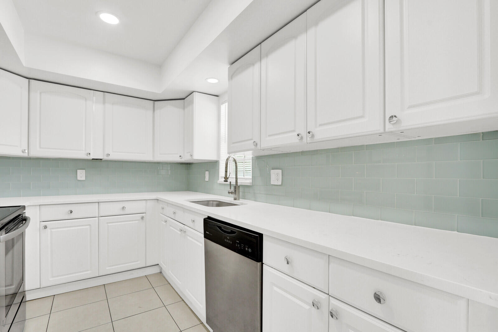 Foto de propiedad en 10249 N Military Trail Apt 201, Palm Beach Gardens, FL 33410 Palm Beach Gardens con MLS# 