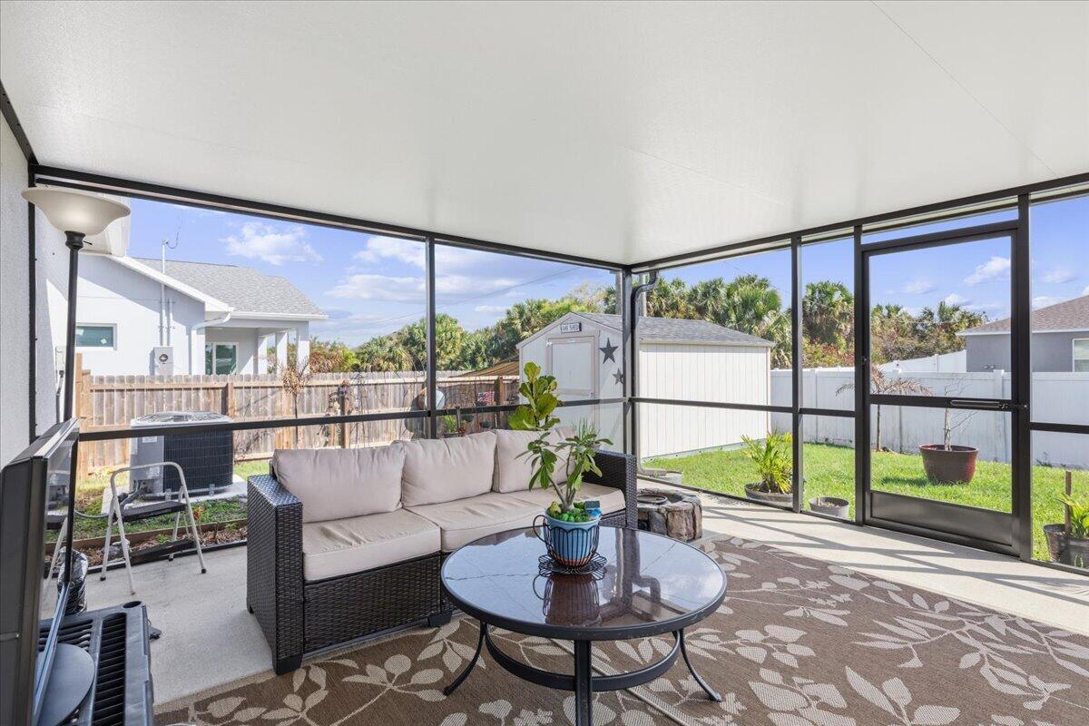 Foto de propiedad en 542 Mimosa Street SW, Palm Bay, FL 32908 Palm Bay con MLS# 