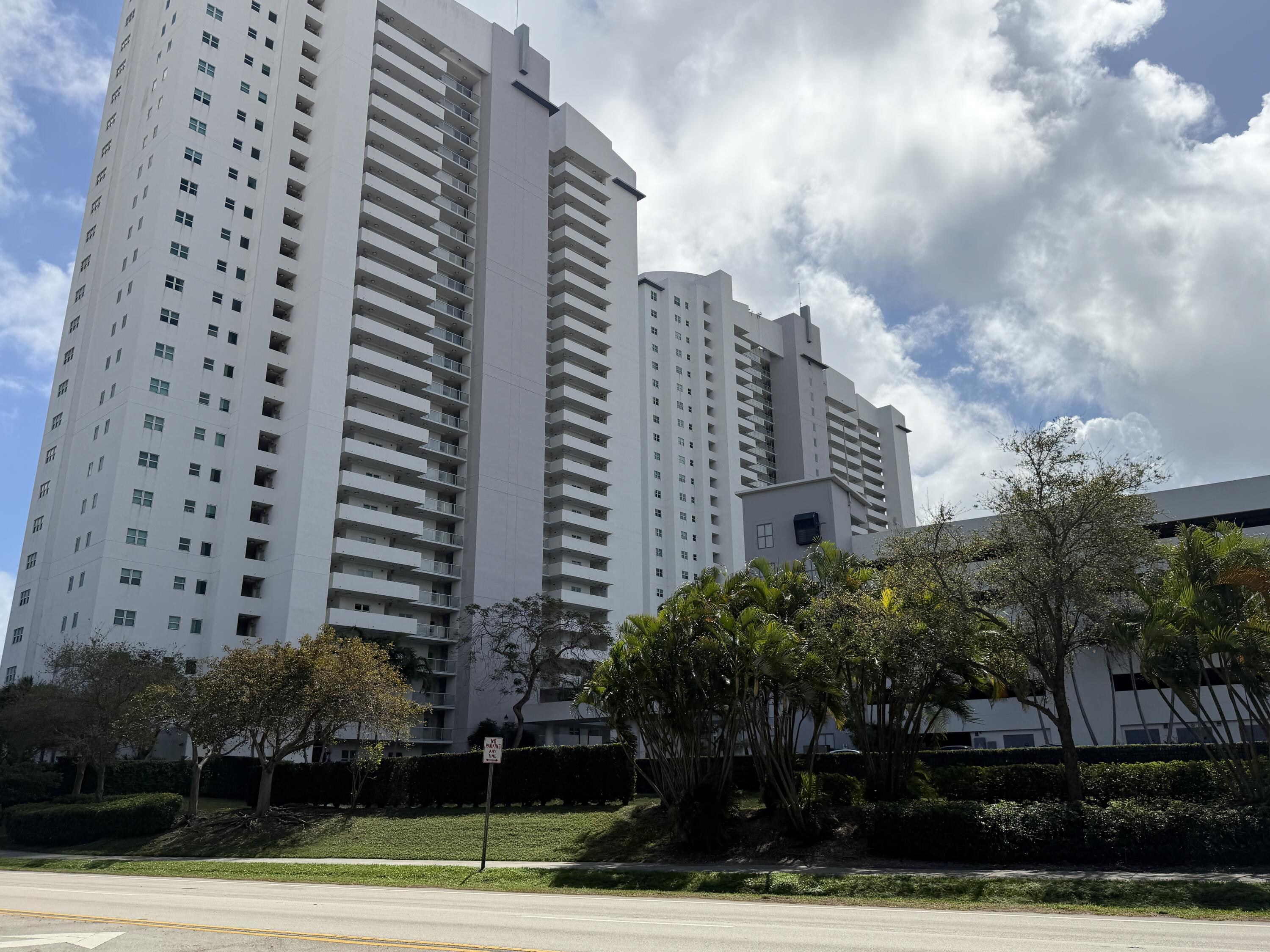 Foto de propiedad en 15051 Royal Oaks Lane 1603, North Miami, FL 33181 North Miami con MLS# 
