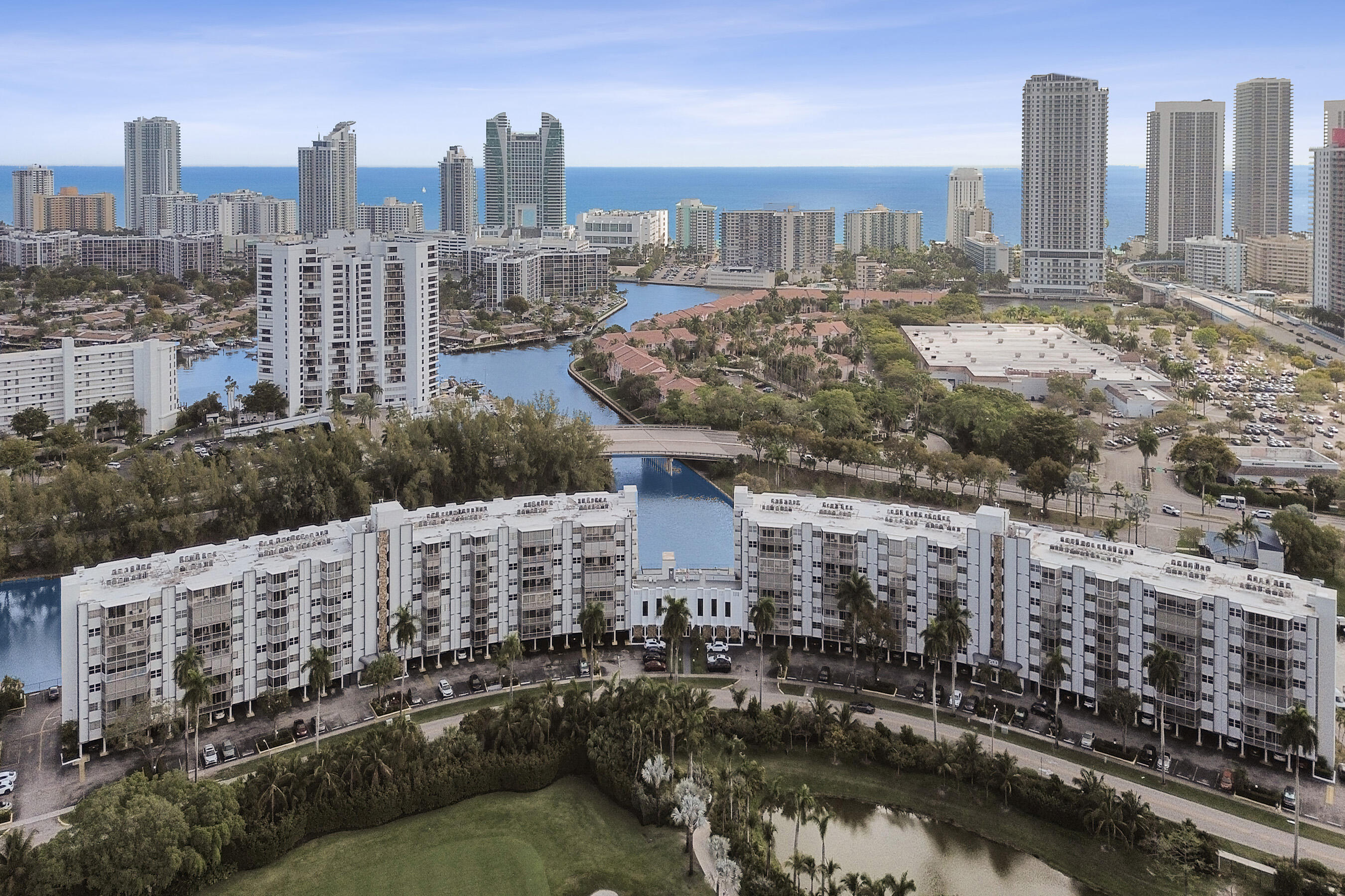 Foto de propiedad en 200 Diplomat Parkway 326, Hallandale Beach, FL 33009 Hallandale Beach con MLS# 