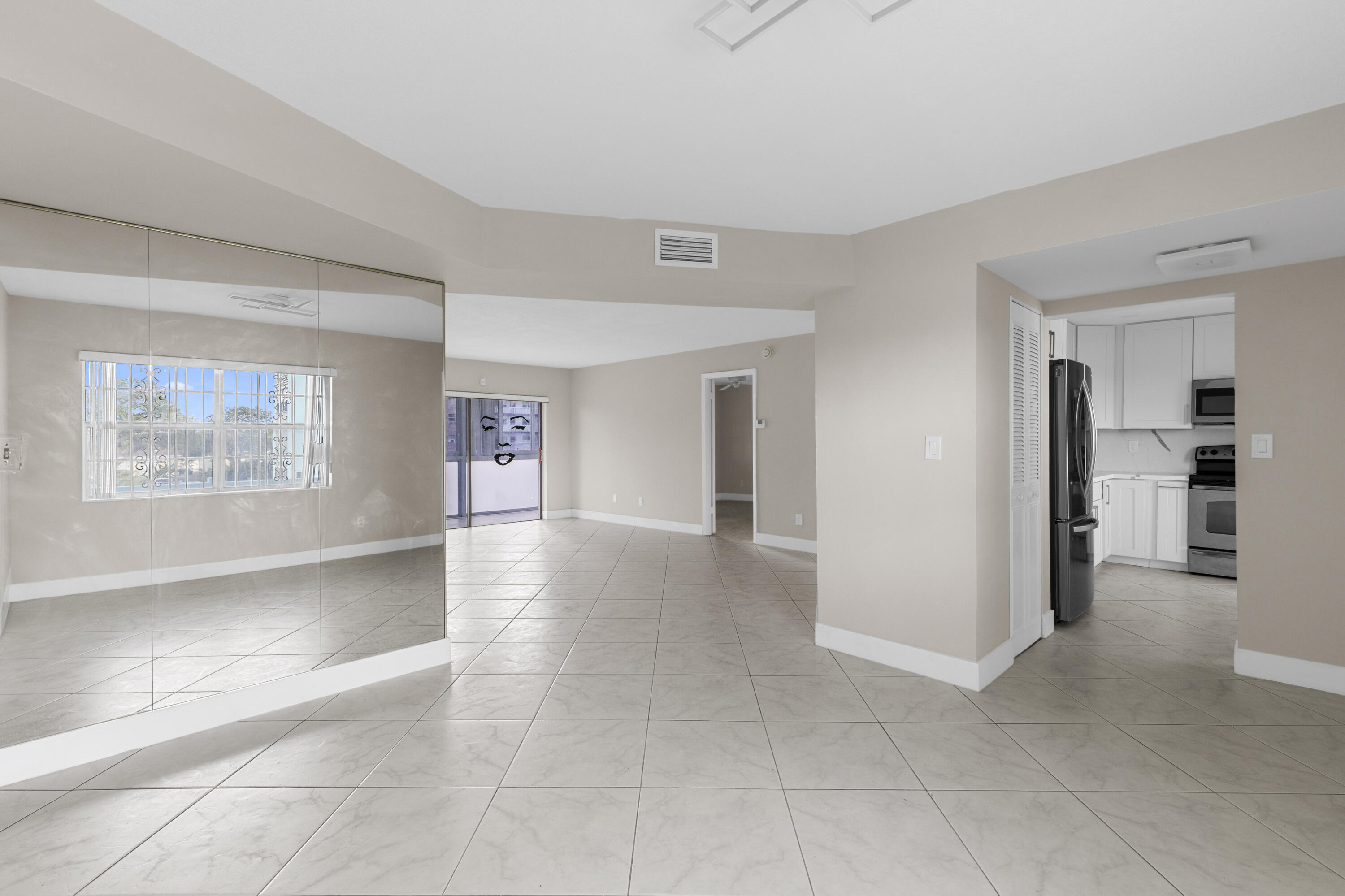 Foto de propiedad en 4141 NW 44th Avenue 224, Lauderdale Lakes, FL 33319 Lauderdale Lakes con MLS# 