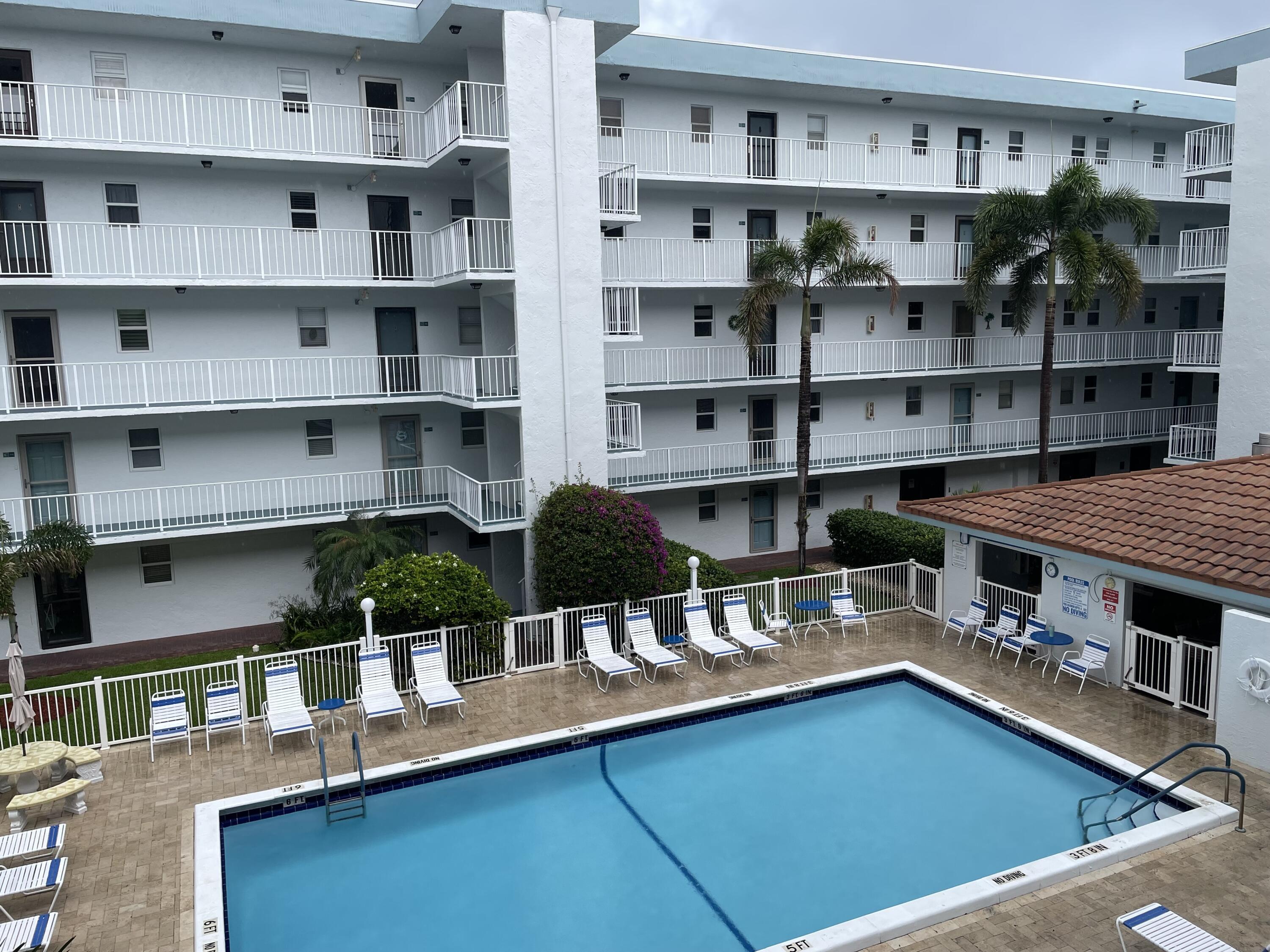 Foto de propiedad en 4629 Poinciana Street Apt 409, Lauderdale-By-The-Sea, FL 33308 Lauderdale-By-The-Sea con MLS# 