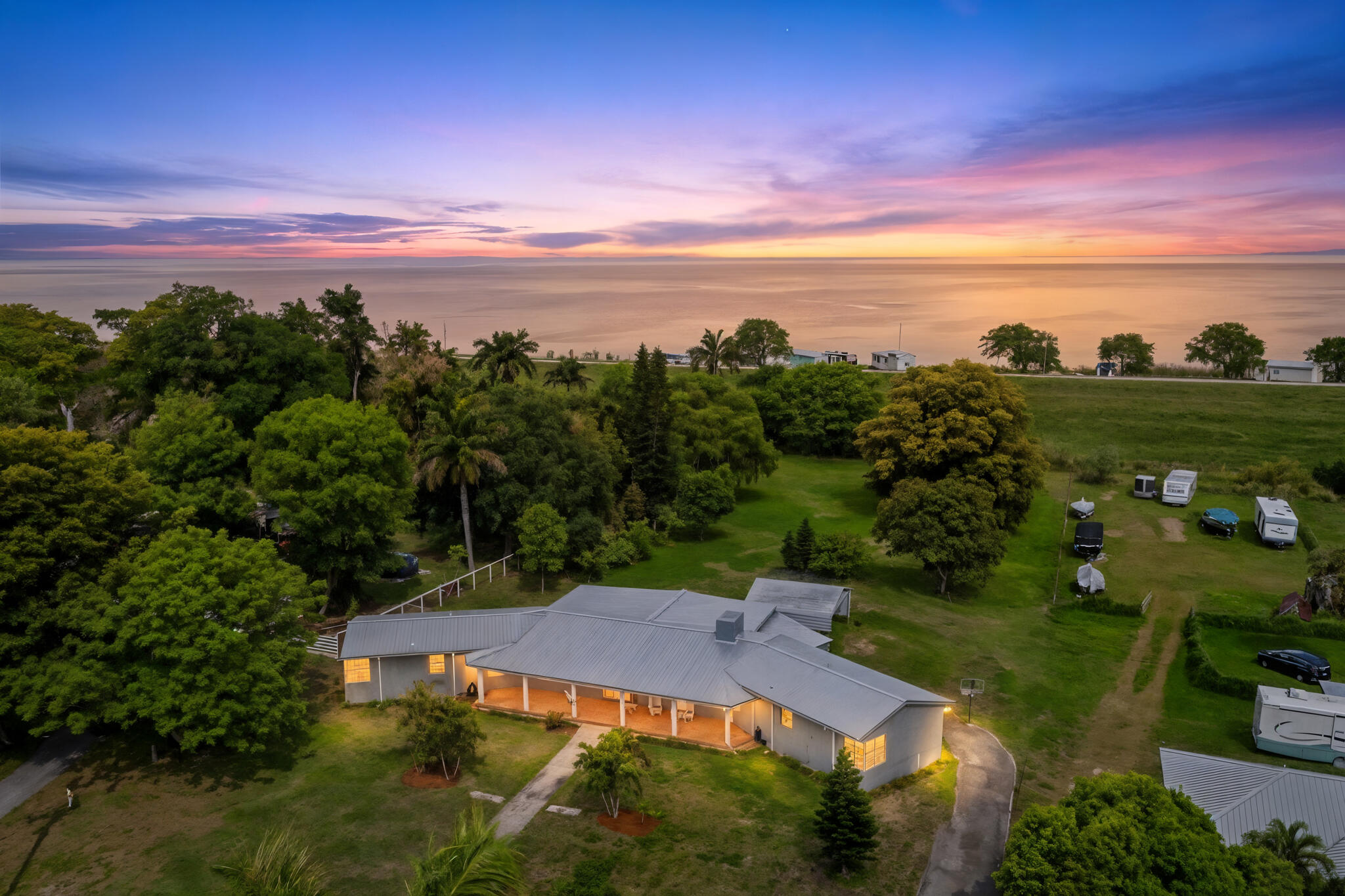 Foto de propiedad en 1221 Bacom Point Road, Pahokee, FL 33476 Pahokee con MLS# 