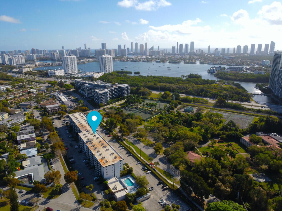 Foto de propiedad en 16851 NE 23rd Avenue A408, North Miami Beach, FL 33160 North Miami Beach con MLS# 